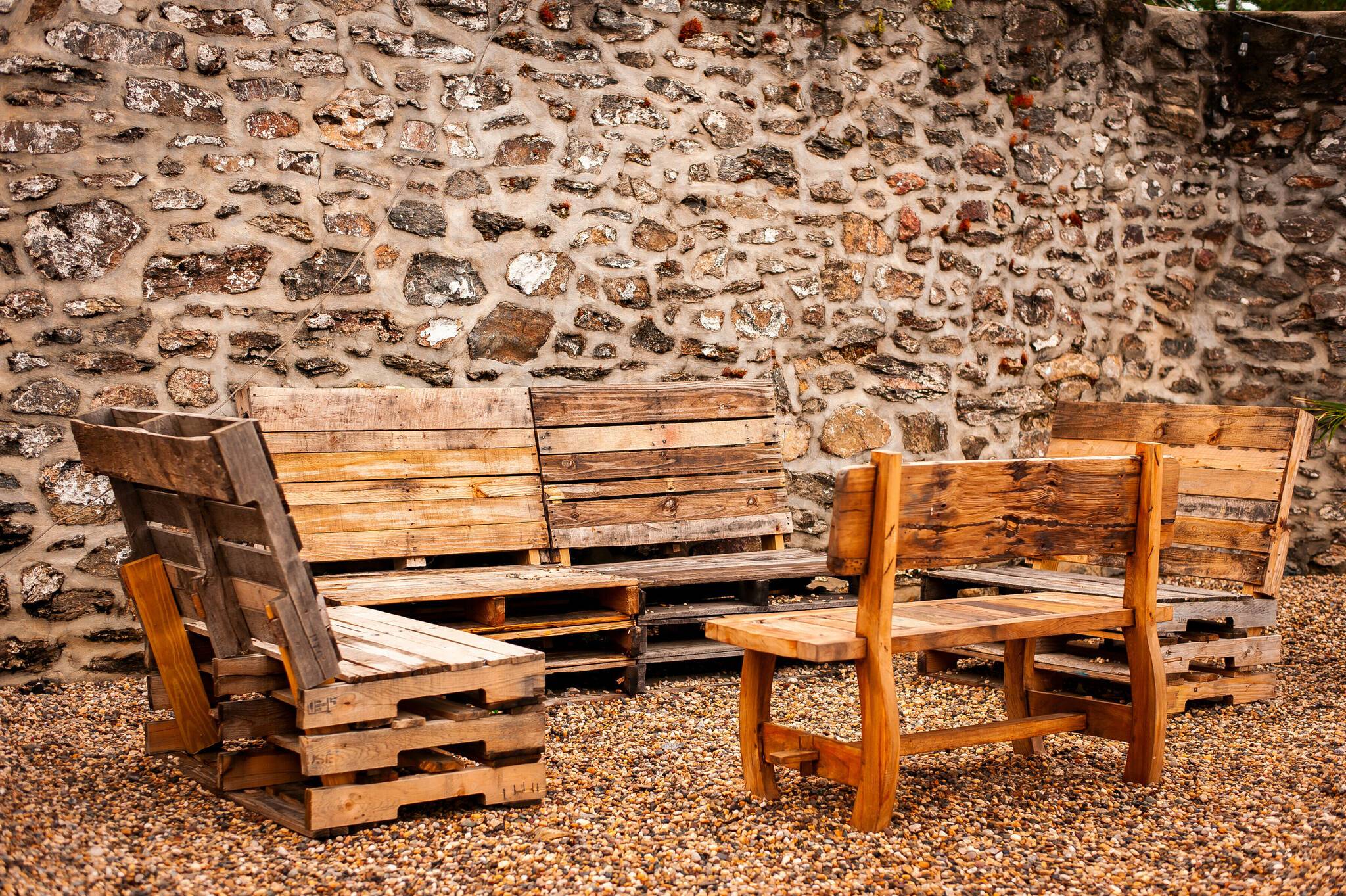  Ein Beispiel für trendiges Upcycling: Paletten-Sofas gelten längst nicht mehr als spartanisch, sondern als hip. 