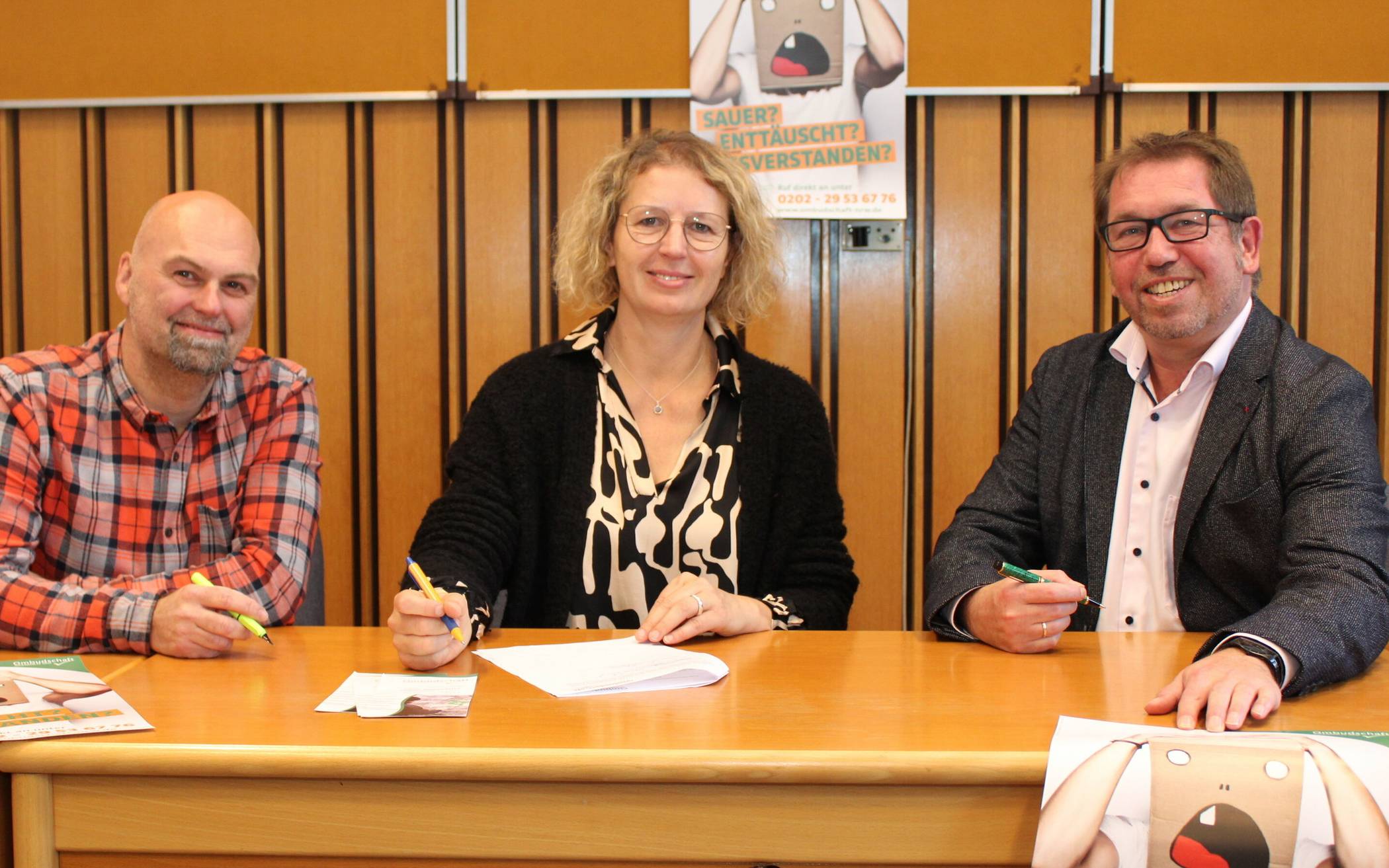 Jugendamtsleiter Stephan Paas (links), Bürgermeisterin Sandra Pietschmann und Reiner Massow von der Ombudschaft Jugendhilfe NRW unterschreiben ihre Kooperationsvereinbarung. 