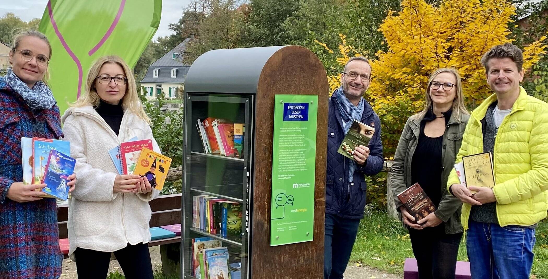 Sarah Saretzki und Jelena Bachmann (Bücherpatinnen), Frithjof Gerstner (Westenergie), Beate Bosselmann (Projektleiterin, Stadt Mettmann) und Thomas Sterz (Initiator), eröffneten den Bücherschrank von Westenergie am Goldberg (von links). 