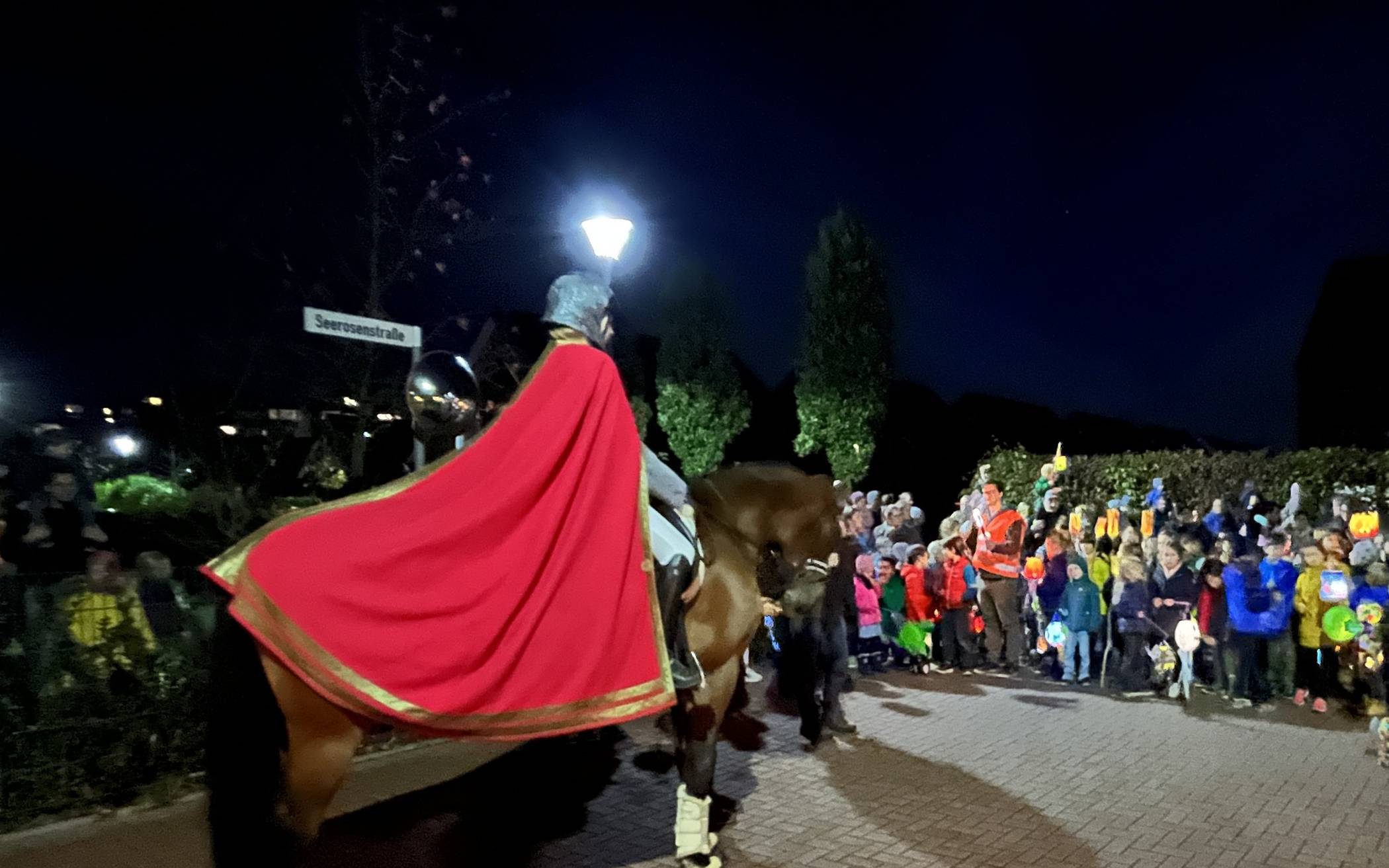  Staunende Kinder schauten auf zum berittenen St. Martin. 
  