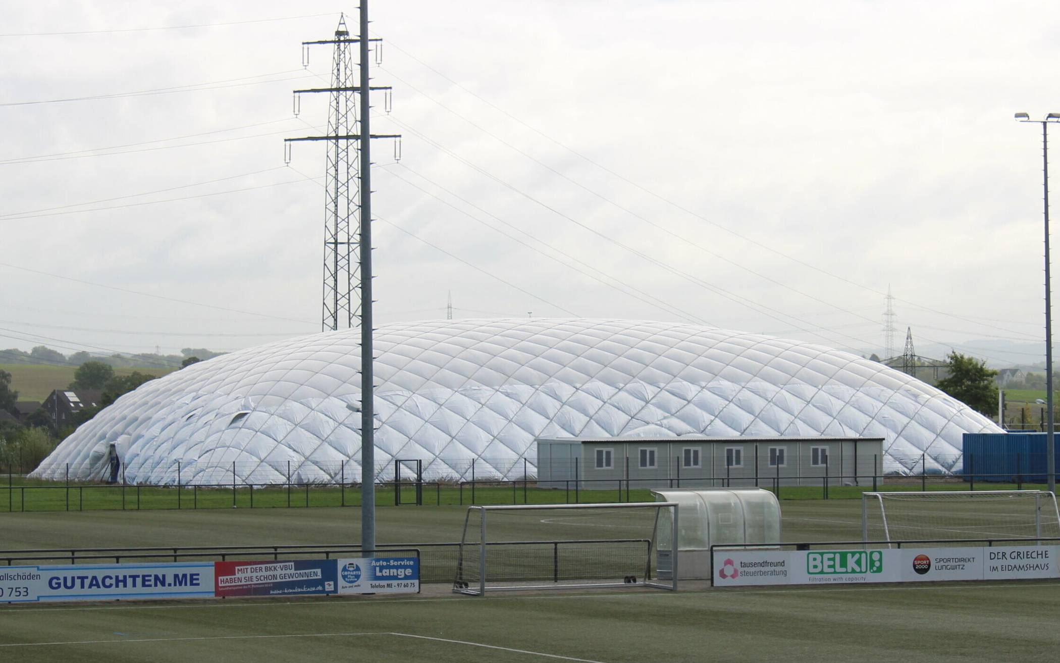 Am Ende ein sinnloses Projekt: Die Traglufthalle auf der Sportanlage Auf dem Pfennig wird nicht bezogen, aber auch noch nicht abgebaut, weil sie noch der Beweissicherung dient. 