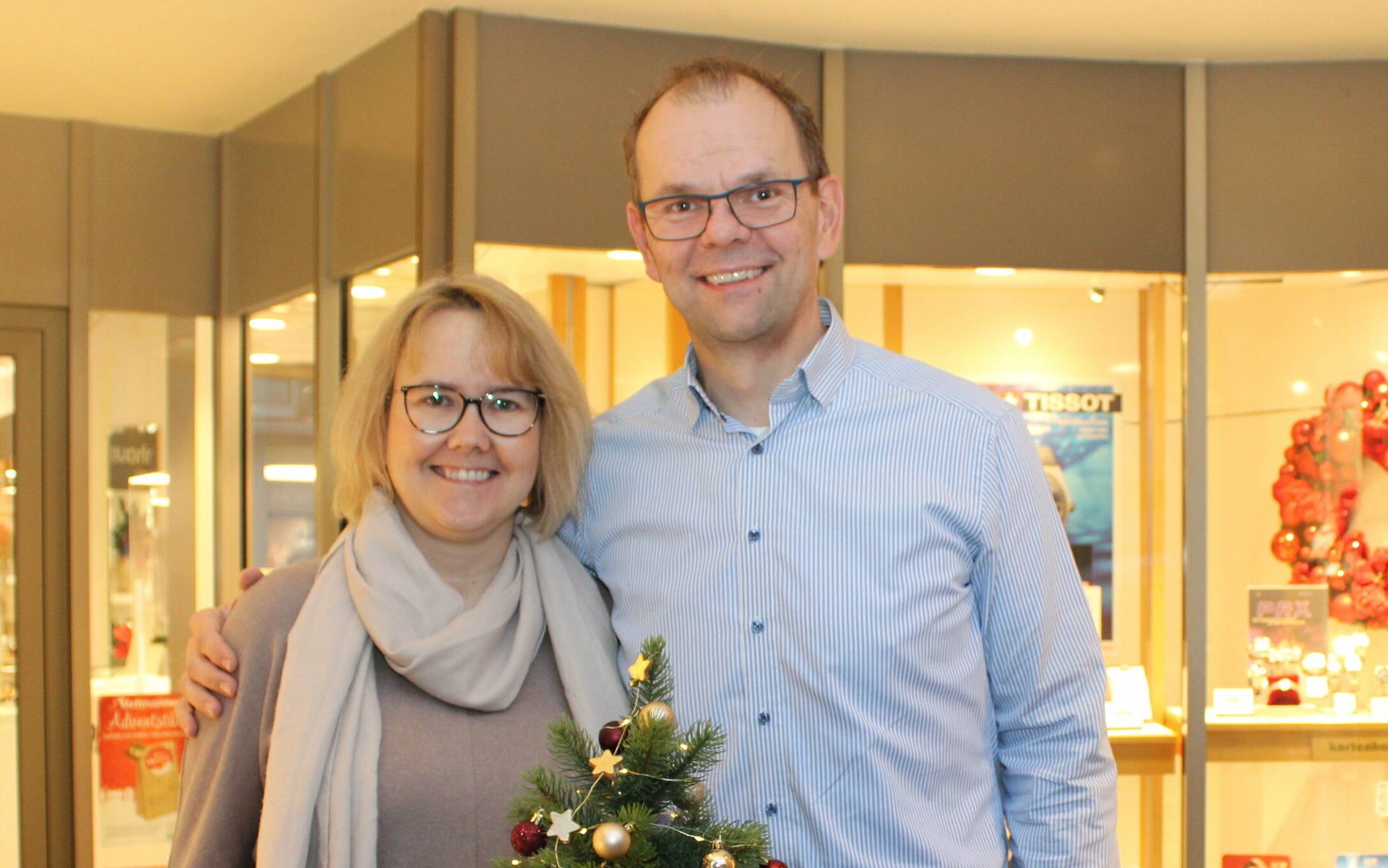 Jessica und Andreas Kortenhaus läuten den Beginn der Weihnachtsfeierlichkeiten mit einem Glas Sekt ein, das hebt die Stimmung und ölt die Stimme. 