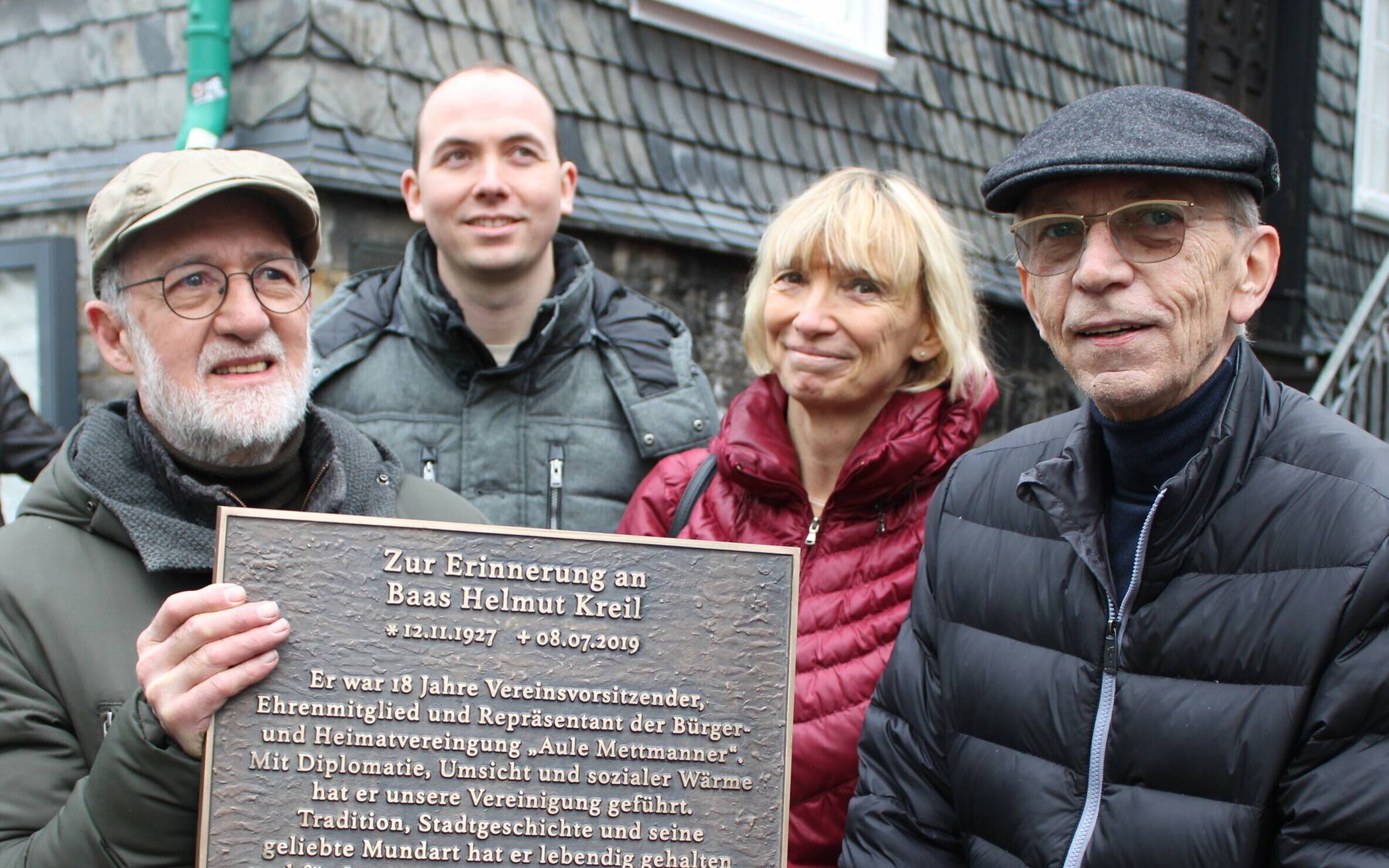 Künstler Michael Franke, Dr. Susanne Kreil, Justus Kreil und Friedhelm Kückels, Vorsitzender der Aulen Mettmanner (von links), präsentieren die Gedenktafel für Helmut Kreil. 