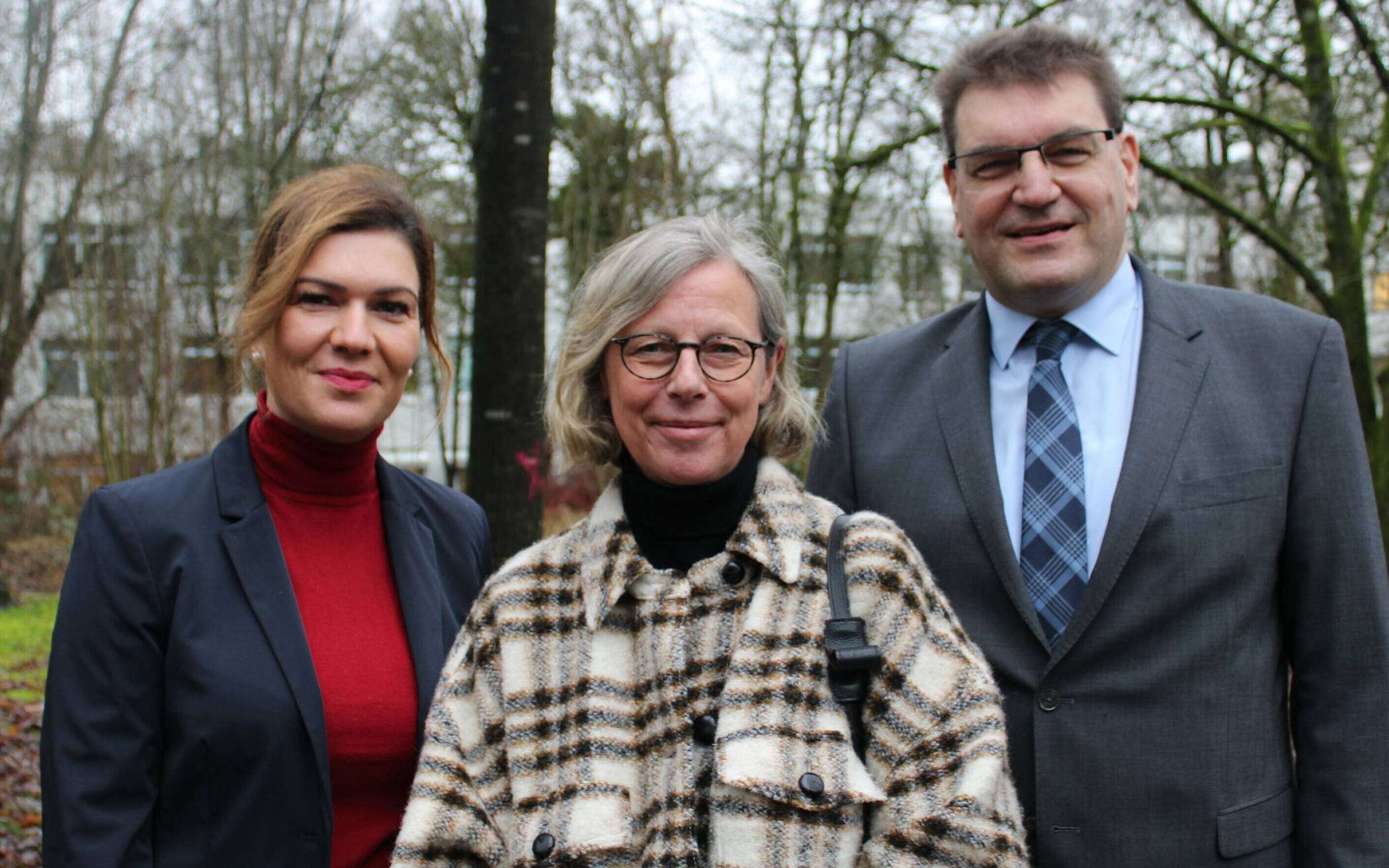  EVK-Geschäftsführerin Jessica Llerandi Pulido, Professor Dr. Birgit Janssen und Stefan Thewes, Kaufmännischer Direktor und Vorstandsvorsitzender der LVR-Klinik Langenfeld. 