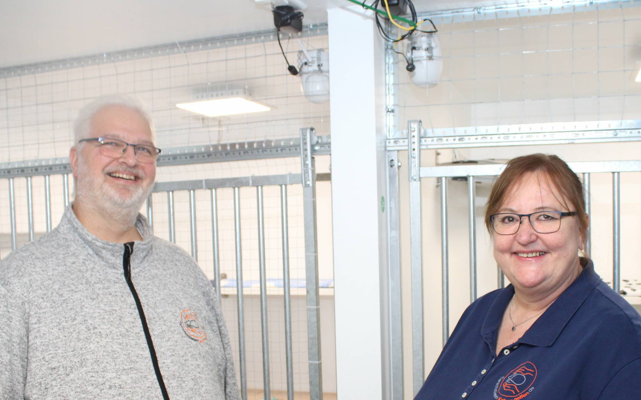  Barbara und Tim Lautenbach in der von ihnen eingerichteten, kameraüberwachten Quarantänestation im Garten. Zwei Wochen wird hier jeder Neuzugang beobachtet. 
  