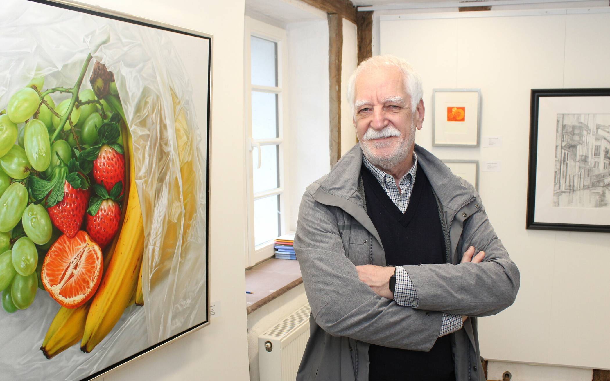  Das Kunsthaus Mettmann setzt mit der Mitgliederausstellung ein erstes künstlerisches Ausrufezeichen im noch jungen Jahr 2023. Kurator Lothar Weuthen und seinem Team oblag die schwierige Aufgabe, verschiedenste Werke zu einem harmonischen Ganzen zu fügen. Ein Highlight der Schau: das fotorealistische Stillleben von Ekaterina Gasmi (links im Bild). 