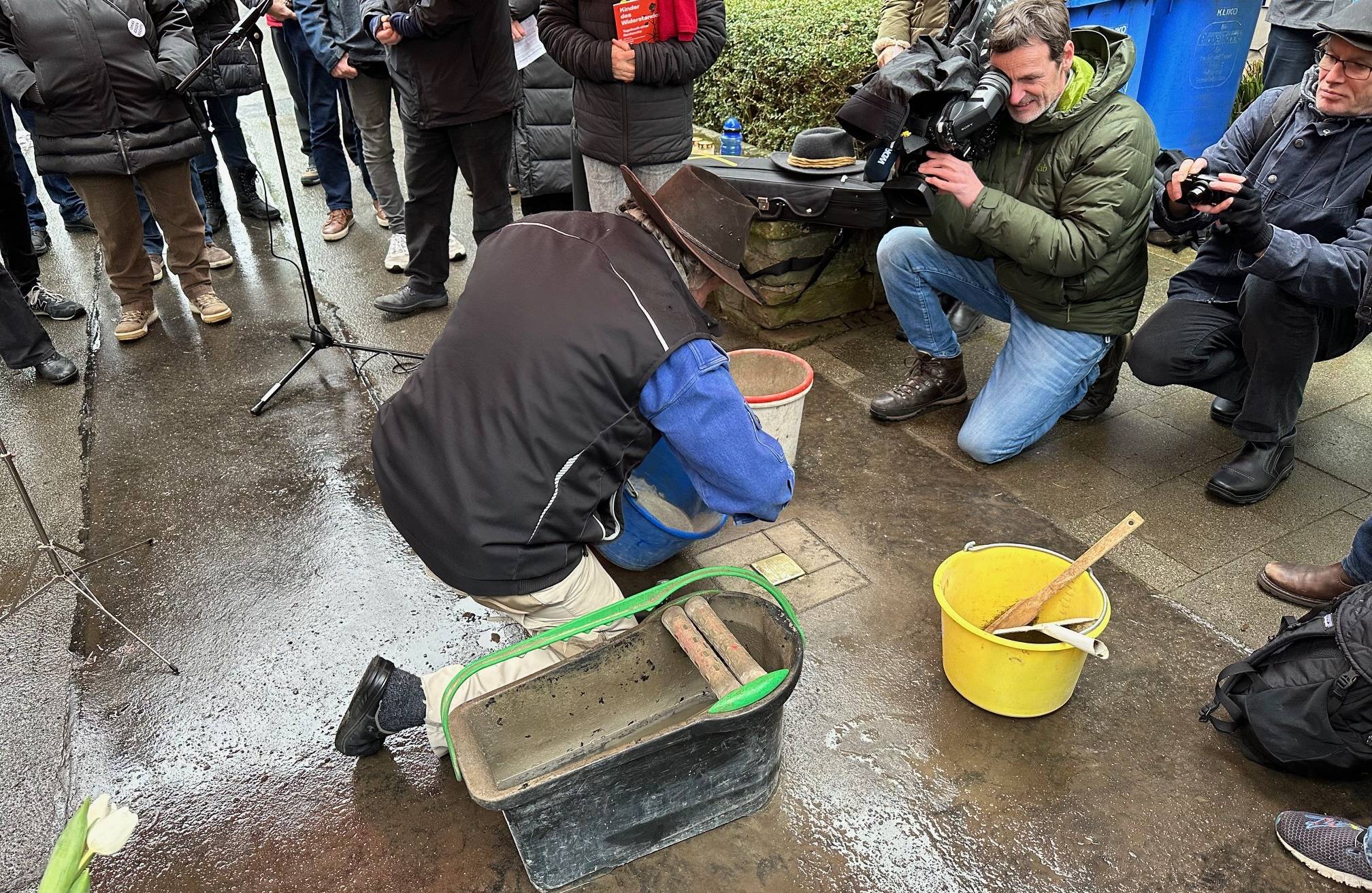 Gunter Demnig bei der Verlegung des Stolpersteins für Karl Vögtel. 