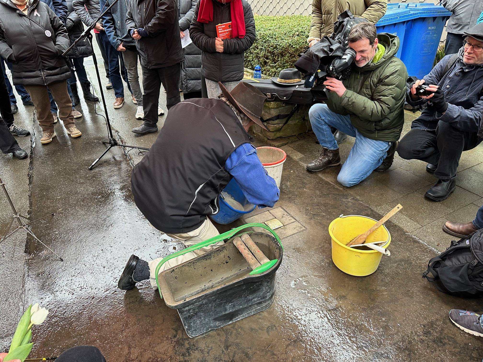 Gunter Demnig bei der Verlegung des Stolpersteins für Karl Vögtel. 