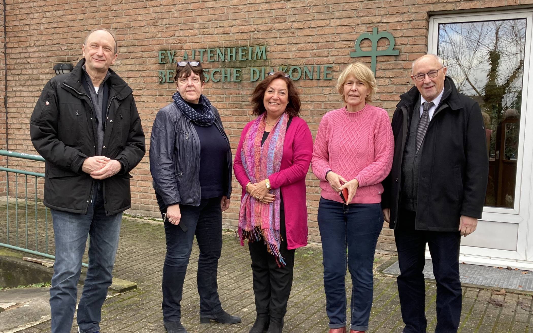 (v. l.)  Dr. Klaus Wiener, Ulrike Nehrke (Einrichtungsleiterin Haus Monheim), Claudia Schlottmann, Doris Frers (Sozialer Dienst d. Einrichtung) und Walter Klomp.