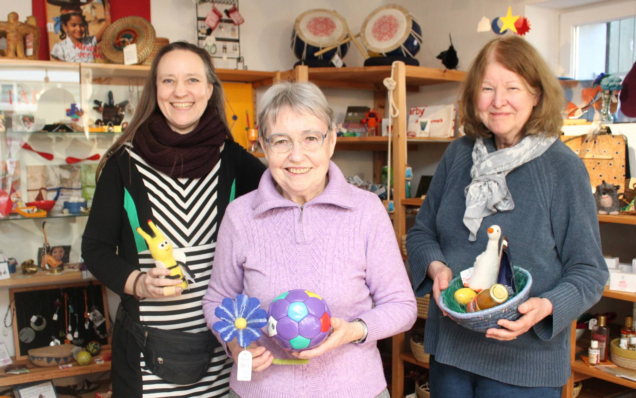 Vera Straus, Lieselotte Nau und Ute Hindel im Eine-Welt-Laden auf der Mittelstraße (von links). 