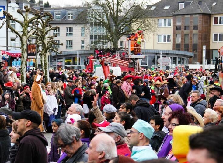  Die Jecken in Mettmann lassen sich nicht lange bitten, wenn der FKK zur Party einlädt. 
