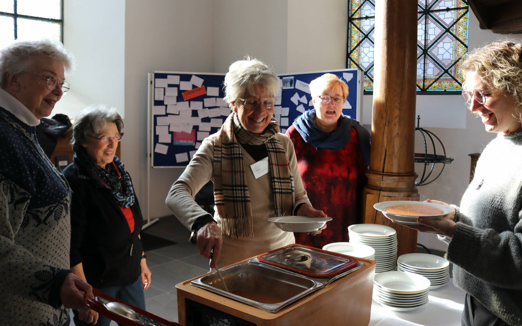  Von links: Christine Heddrich, Barbara Patten, Gertrud Meins und Pfarrerin Stephanie Franz im Gespräch mit Bürgermeisterin Sandra Pietschmann an der Suppenausgabestelle in der Kirche. 