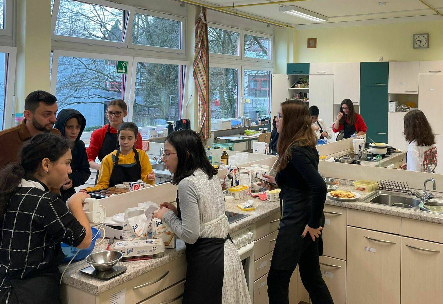 460 Euro kamen beim Waffelverkauf der Gesamtschüler in Mettmann für Erdbebenopfer zusammen. 