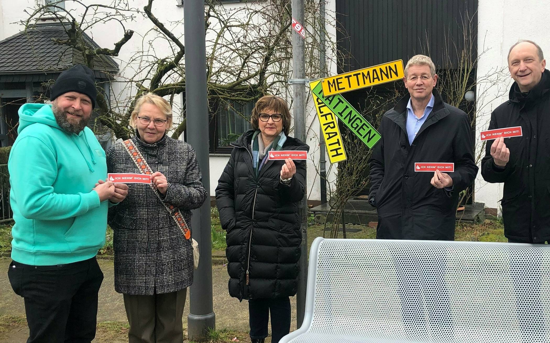 Ute Stöcker von der CDU Mettmann (2. von links) hat sich für die Mitnahmebank in Obschwarzbach eingesetzt.  