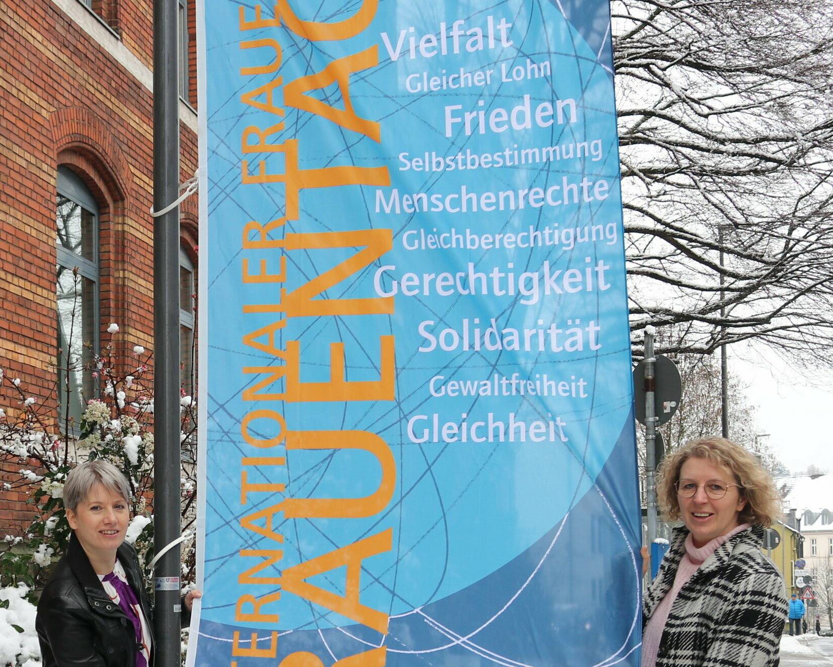  Bürgermeisterin Sandra Pietschmann und Gleichstellungsbeauftragte Karen Brinker hissen zum Weltfrauentag eine Fahne. 