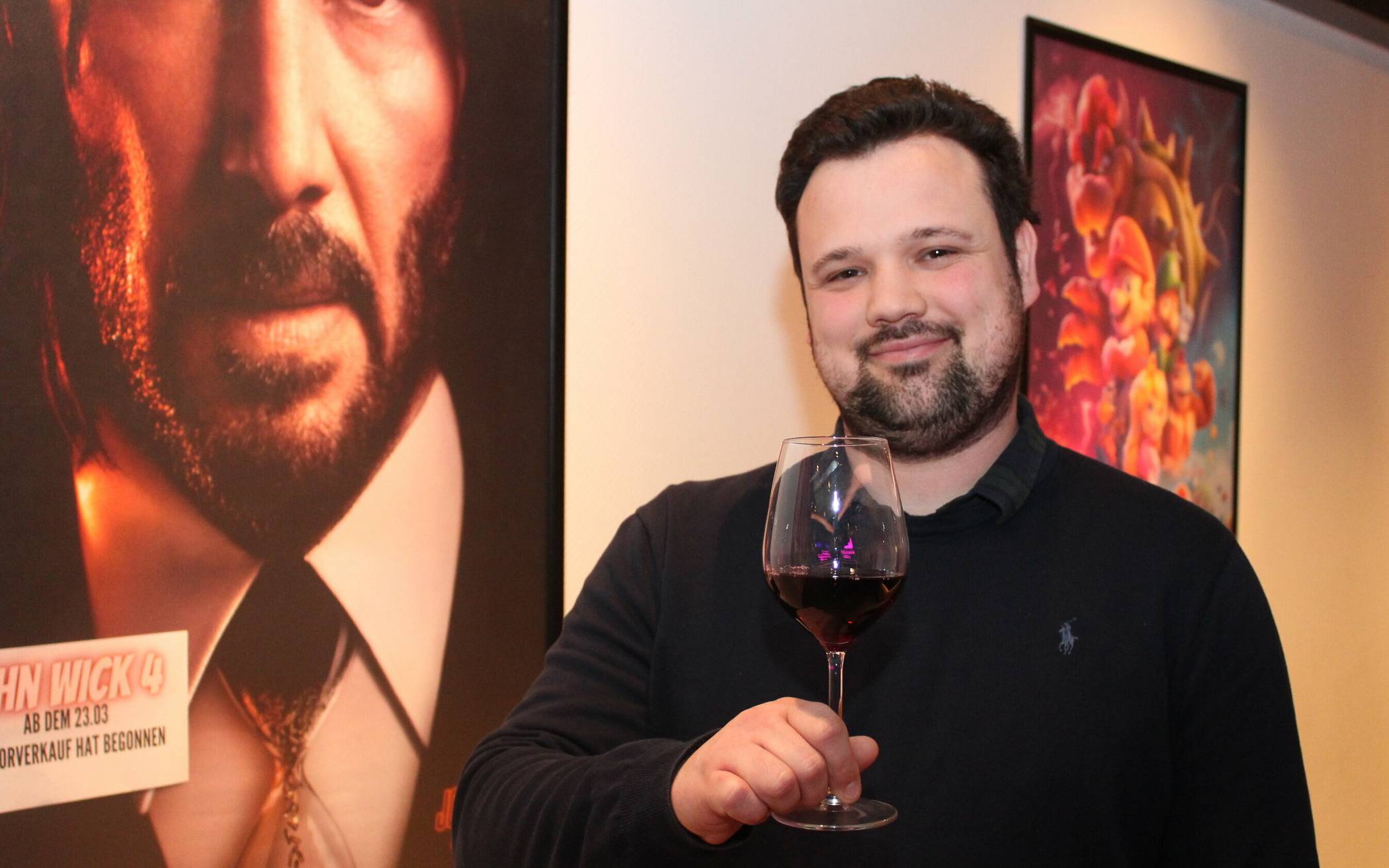  Julian Rüttgers hebt sein Glas auf ein gutes Filmjahr 2023 und die neue Reihe „Vino-Kino“ im Weltspiegel. 