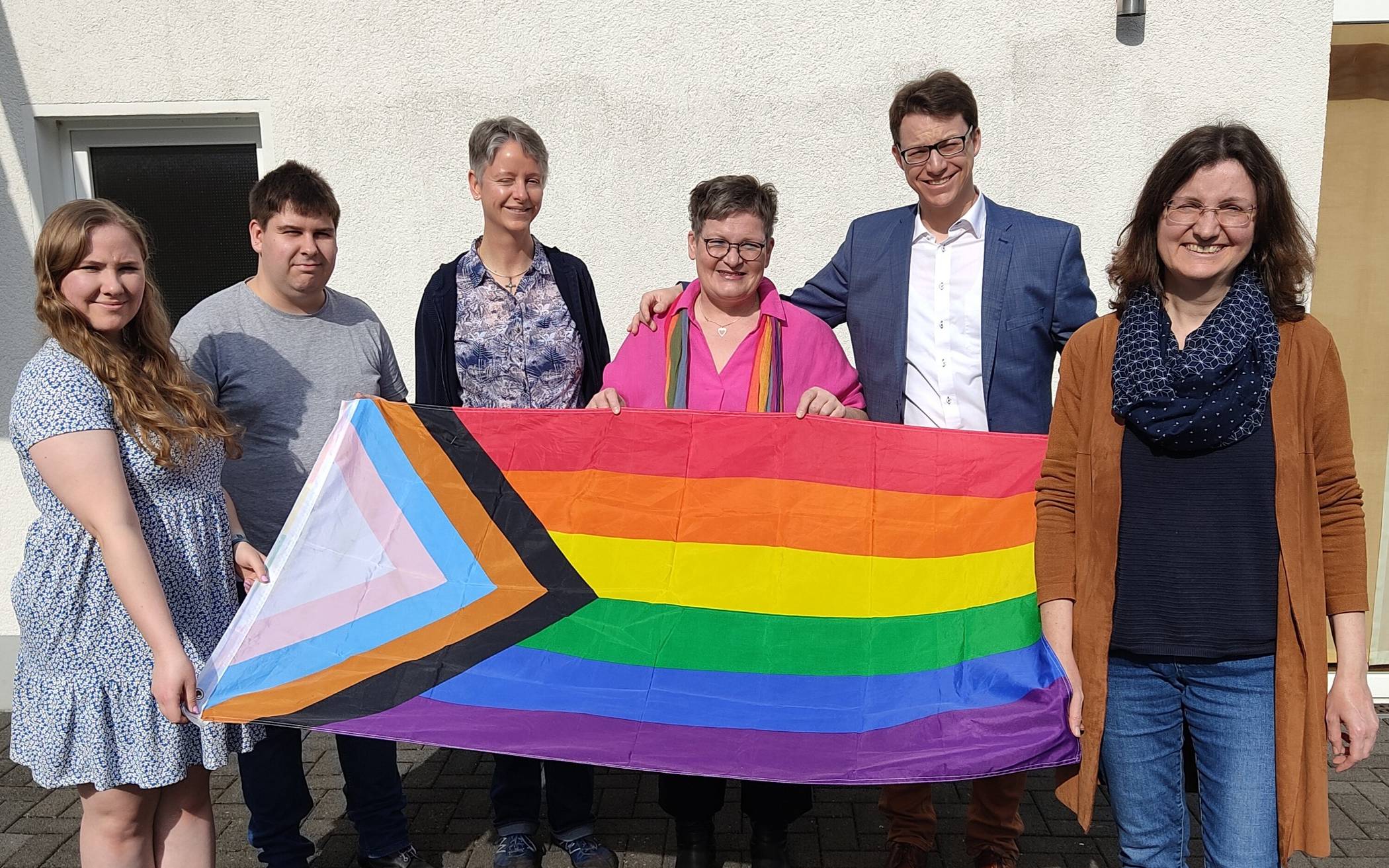 Die Mitglieder der Arbeitsgruppe „Regenbogenkirche“ setzen