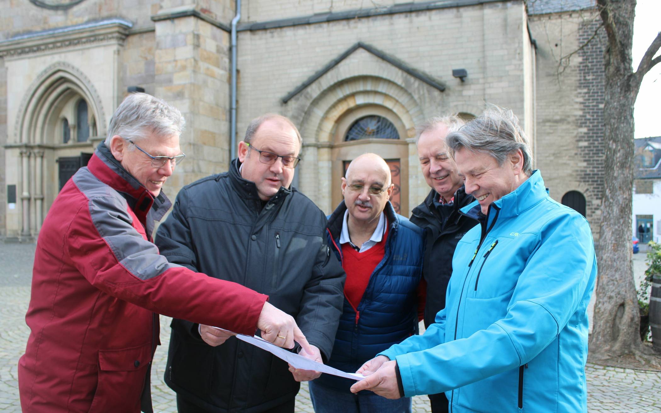  Es gibt noch viel zu tun, von links: Franz Hitz, stellvertretender Vorsitzender des Kirchenvorstands, Pfarrer Herbert Ullmann, Rolf Hamacher, Mitglied im Kirchenvorstand, Bauausschuss und Sicherheitsausschuss, Bernhard Kotschy vom Kirchenvorstand und Architekt Gottfried Meerkamp mit dem Sanierungsplan vor St. Lambertus. 