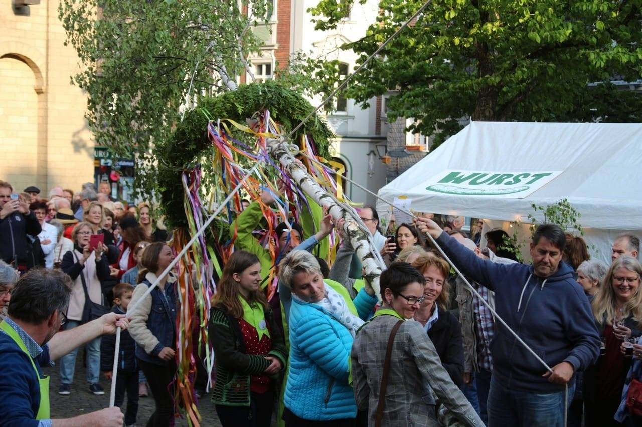 Gemeinsam stark: Um den Maibaum in