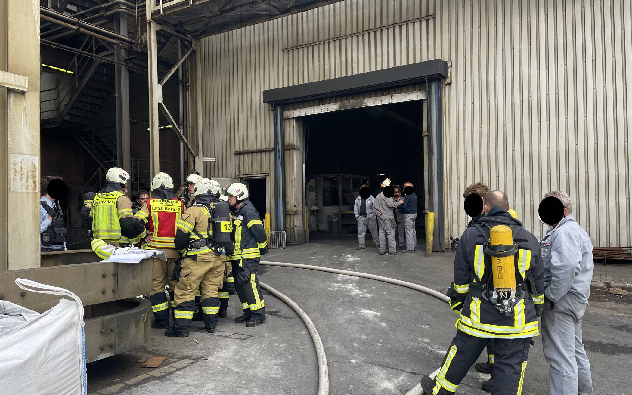  Abstimmung der Einsatzmaßnahmen mit den Führungskräften der Feuerwehr Mettmann. 