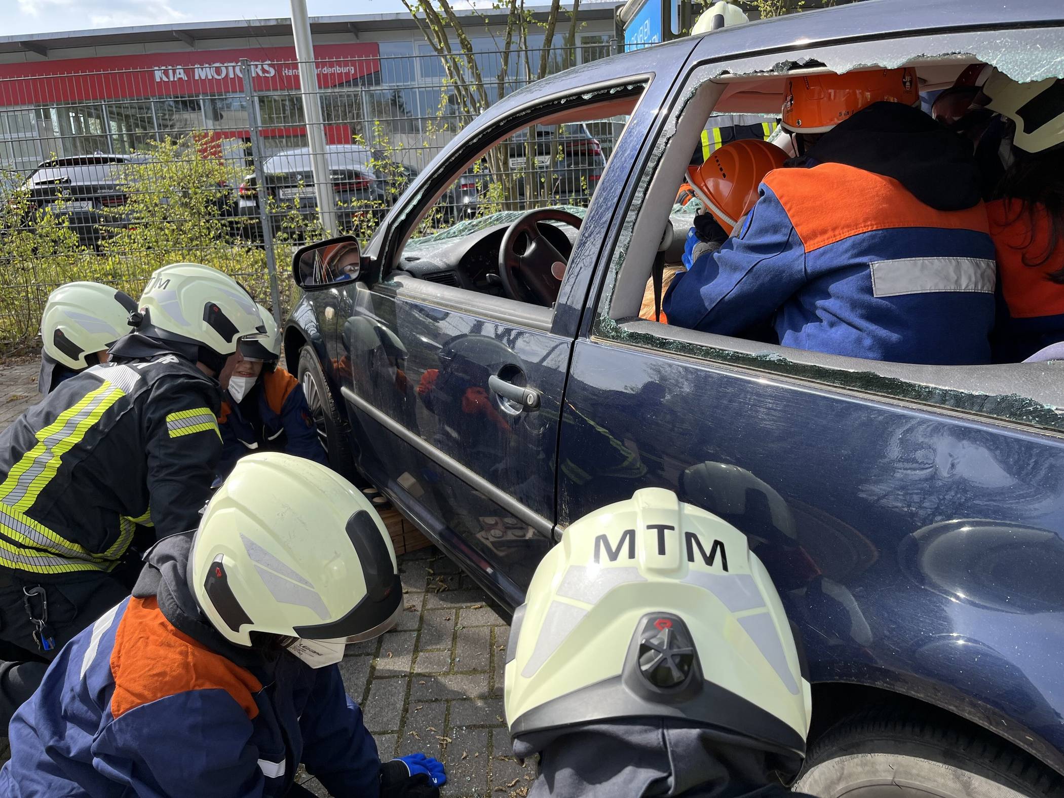 Zusammen mit erfahrenen Feuerwehrleuten lernten die Mädchen, verletzte Personen aus einem Unfallauto zu retten.   