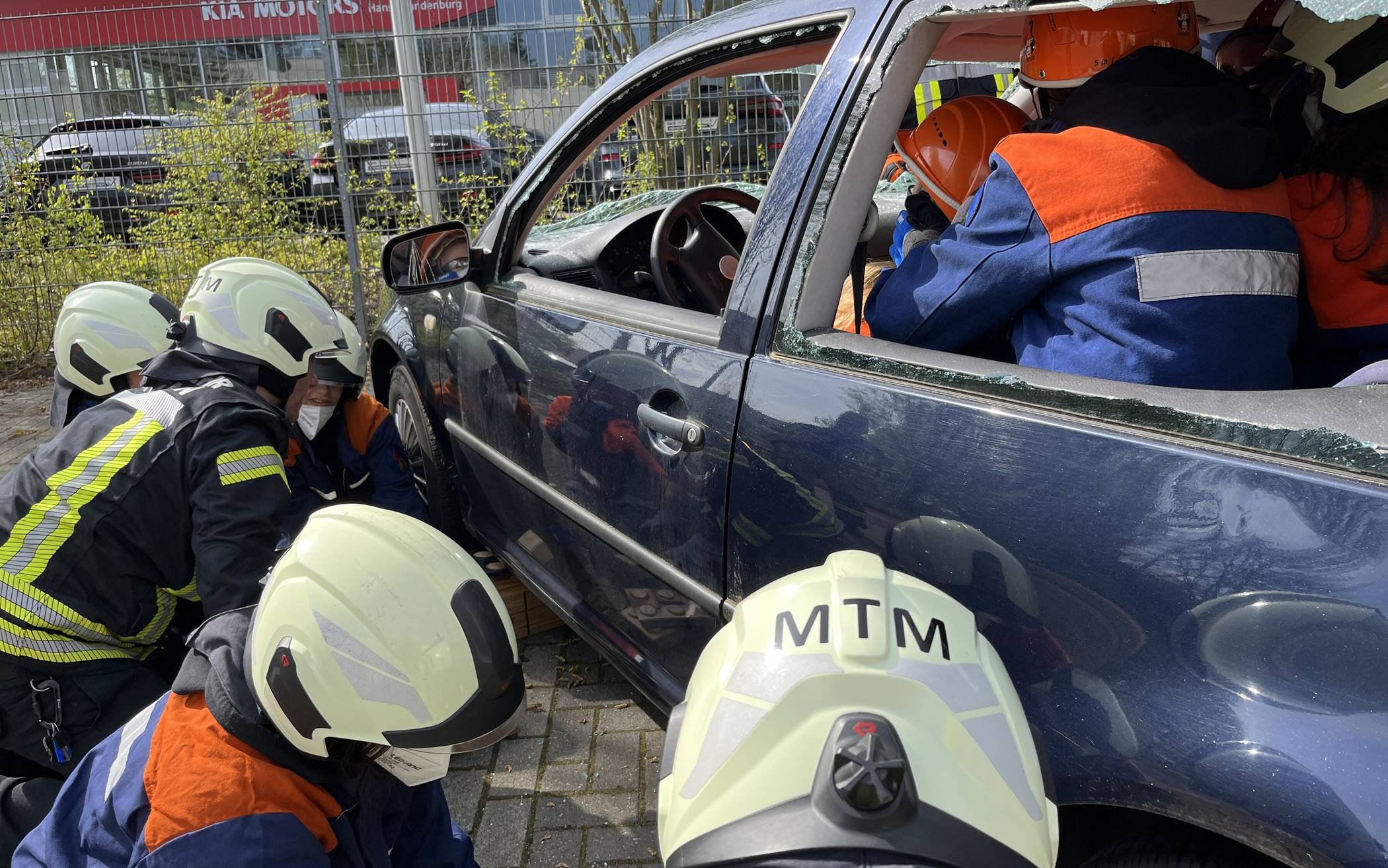 Zusammen mit erfahrenen Feuerwehrleuten lernten die