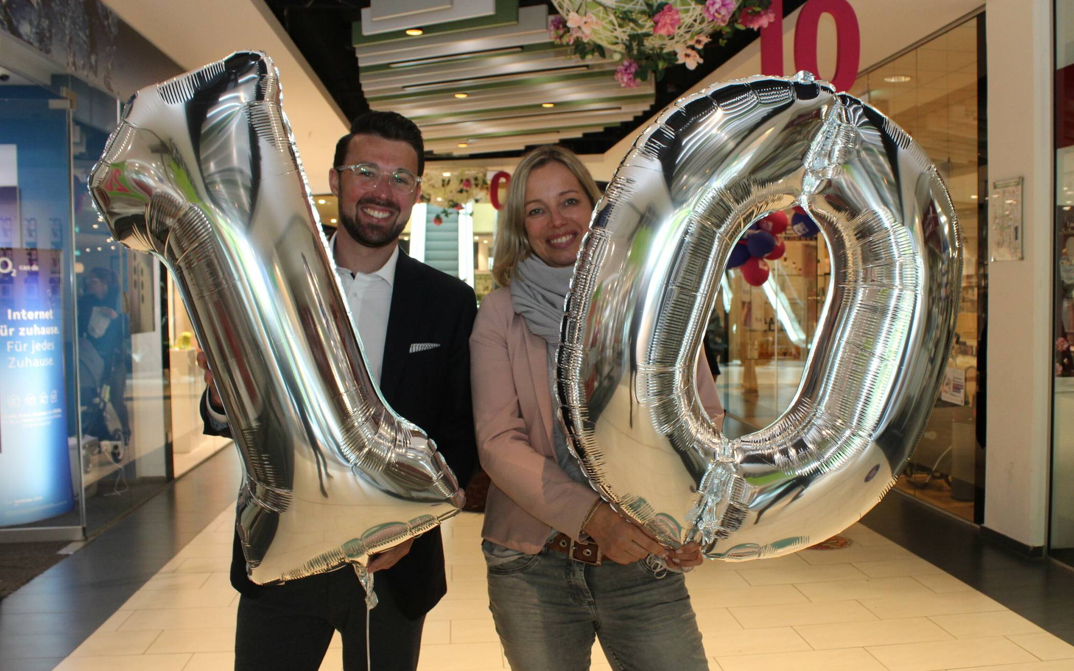  Centermanagerin Ulrike Kundt-Abend und der Leiter des Centermanagements Dominic Berg sind in Feierlaune und freuen sich auf viele Besucher am Wochenende. 