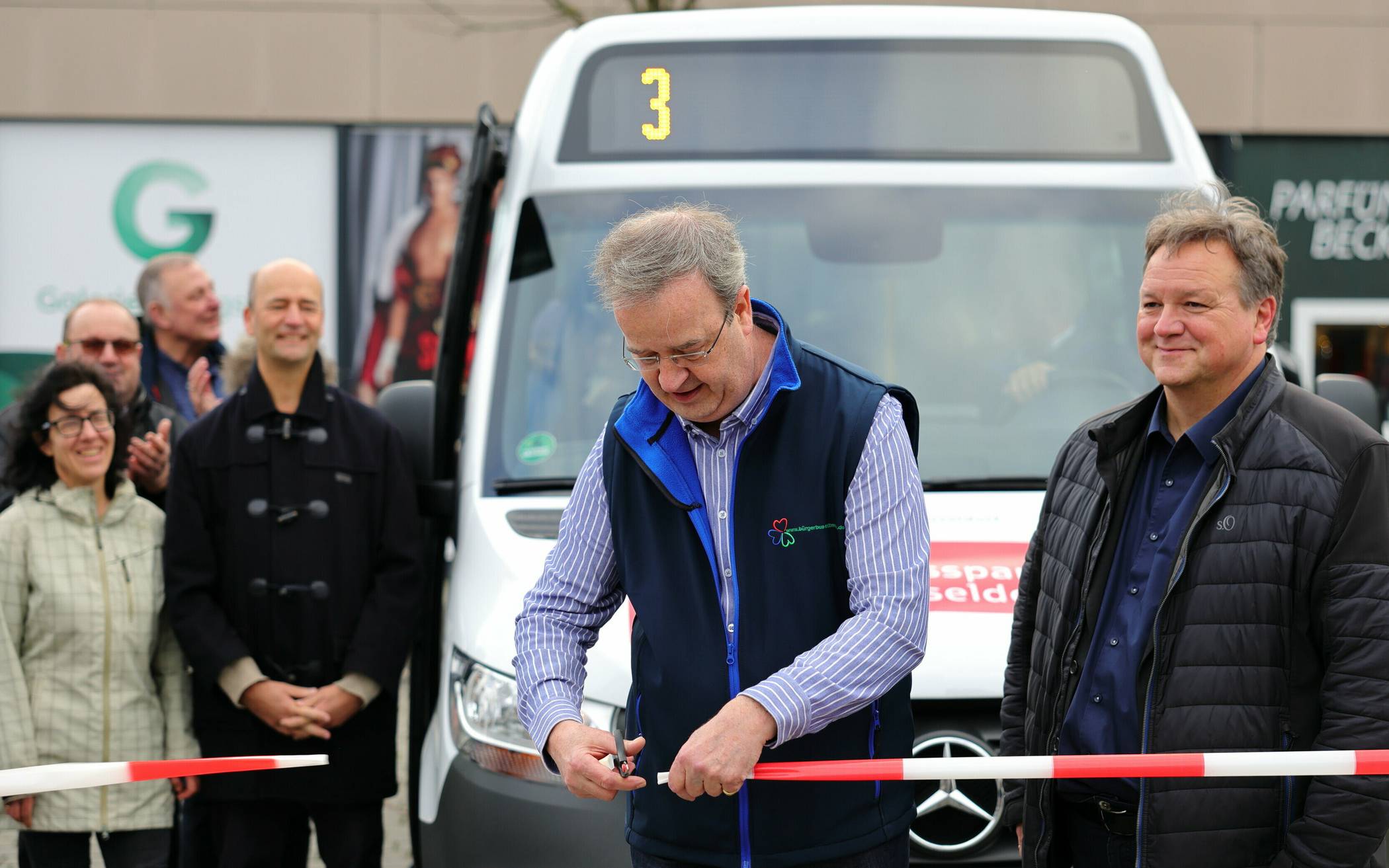 Stefan Wigge (mit Schere) vom Bürgerbusverein beim offiziellen Start im Januar: Seither dreht der Bürgerbus in Mettmann seine Runden und das zur wachsenden Freude der Menschen in der Stadt. 