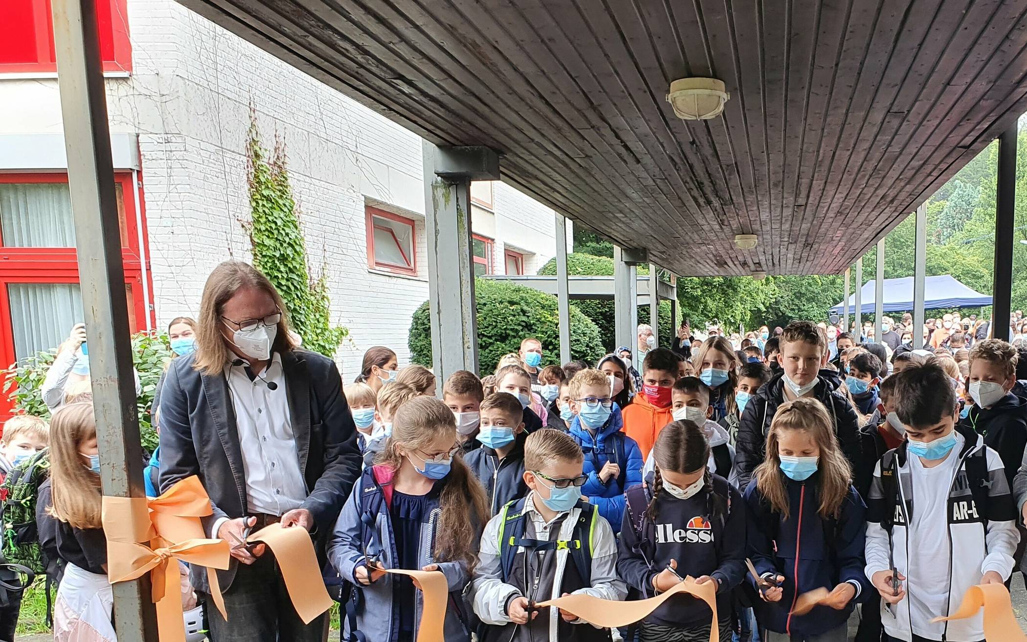  Die Gesamtschule, hier bei der Eröffnung, befindet sich derzeit noch am Borner  Weg. 