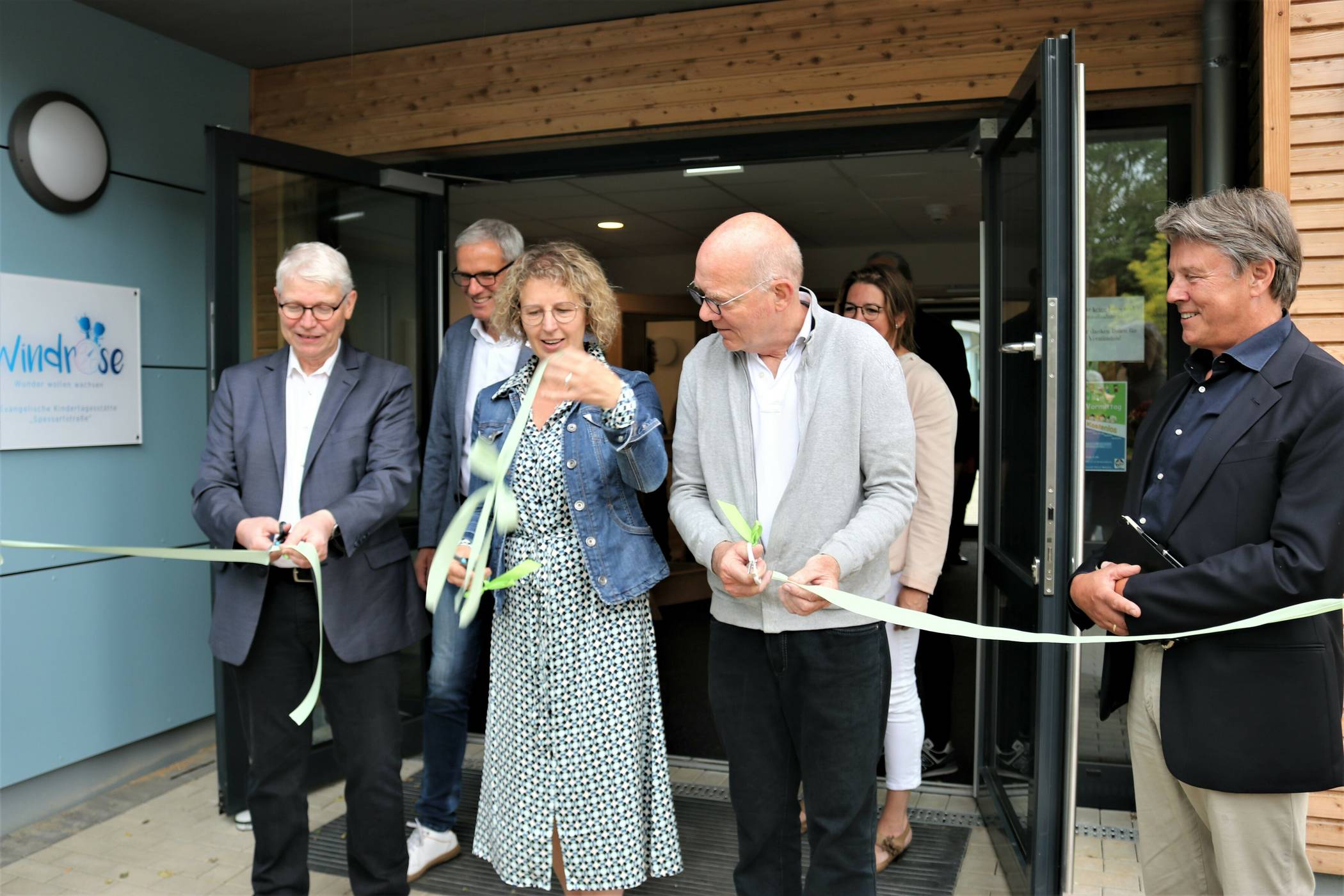 Ingo Voormann (l.), Geschäftsführer des Kitaverbunds im Kirchenkreis Düsseldorf-Mettmann, Bürgermeisterin Sandra Pietschmann und Pfarrer Jürgen Artmann haben das Band durchschnitten und die Kita damit offiziell ihrer Bestimmung übergeben. Architekt Gottfried Meerkamp (r.) freut sich. 