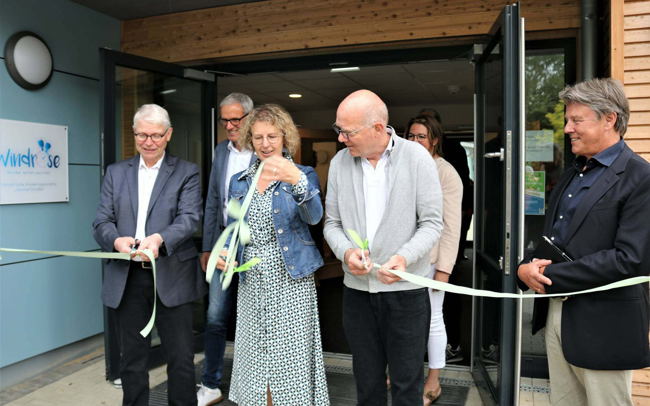 Ingo Voormann (l.), Geschäftsführer des Kitaverbunds im Kirchenkreis Düsseldorf-Mettmann, Bürgermeisterin Sandra Pietschmann und Pfarrer Jürgen Artmann haben das Band durchschnitten und die Kita damit offiziell ihrer Bestimmung übergeben. Architekt Gottfried Meerkamp (r.) freut sich. 