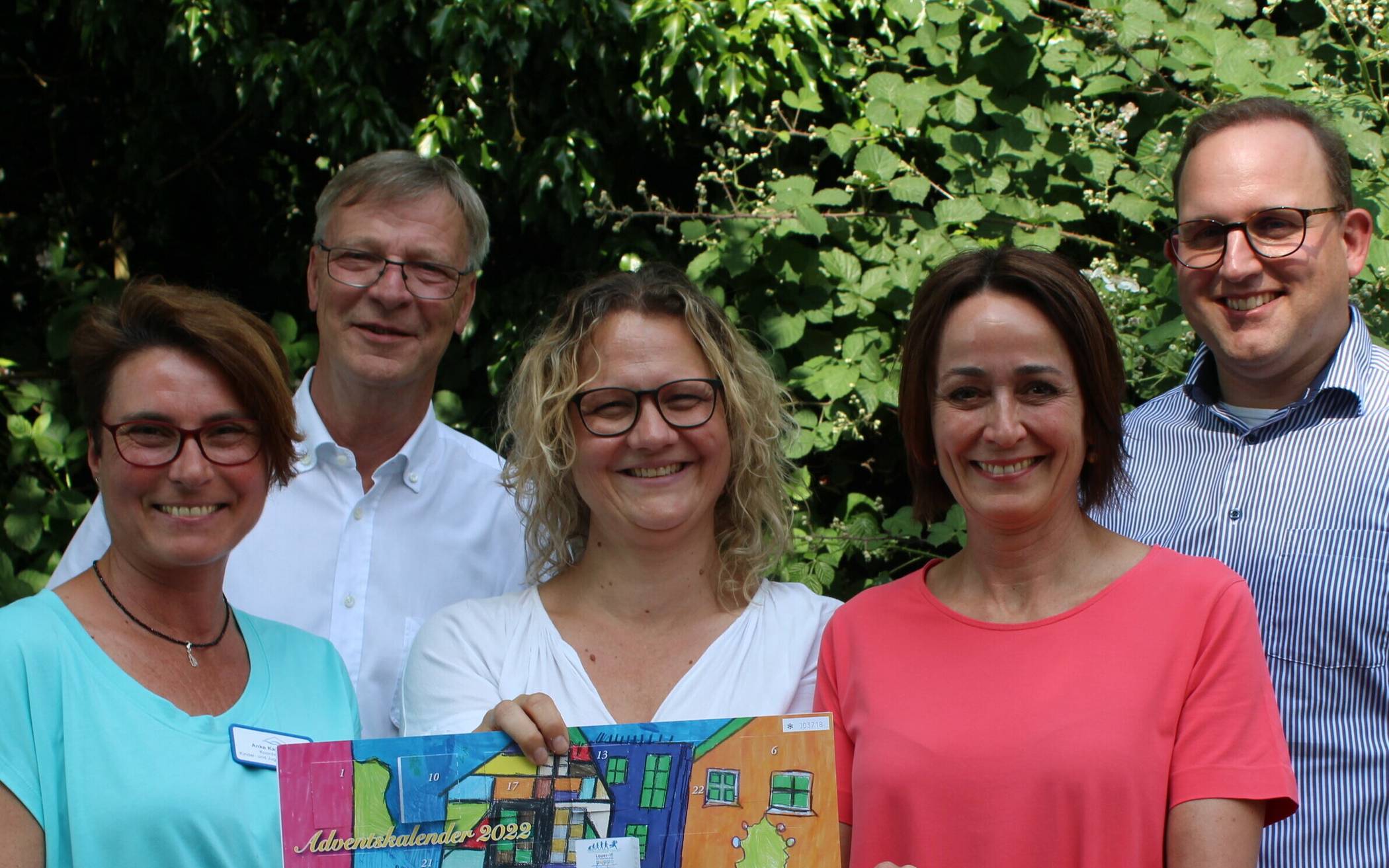  Anke Kaufmann vom Franziskus Ambulanten Kinder- und Jugendhospizdienst, Jürgen Jülich vom Lions Club, Kerstin Wülfing vom Bergischen Kinder- und Jugendhospiz Burgholz, Corinna Walker vom Ambulanten Kinder- und Jugendhospizdienst Düsseldorf und Kevin Bäßler, Präsident des Lions Clubs Mettmann-Wülfrath (von links). 