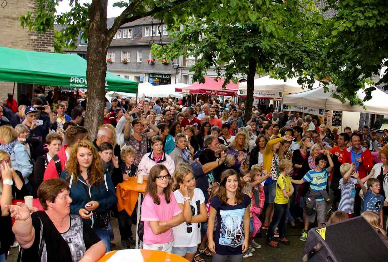 Menschen vor der Weinsommer-Bühne.&#x21e5;Foto: Holtgreve