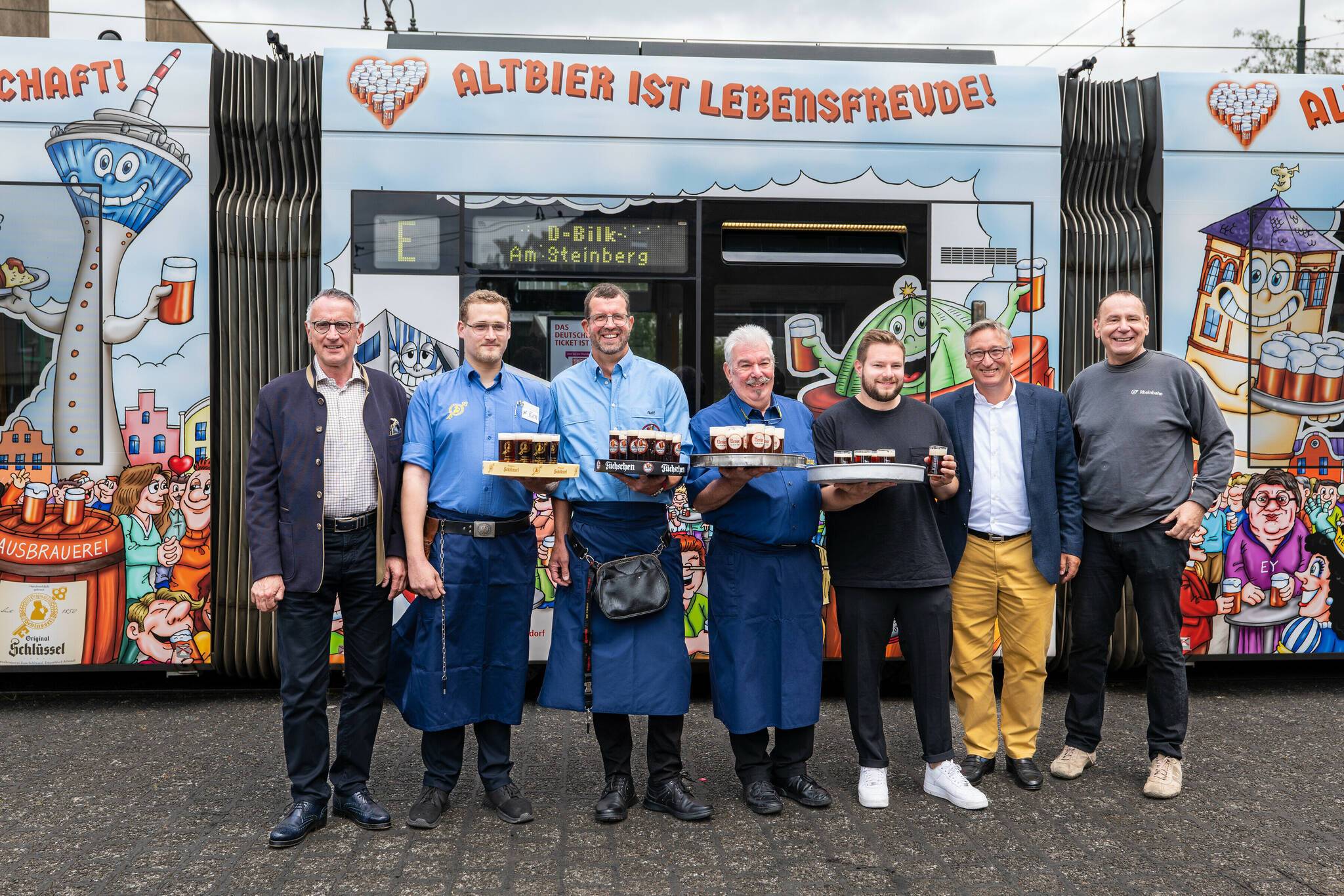  Klaus Klar, die Köbes von Zum Schlüssel, Füchschen, Uerige und Kürzer sowie Andreas Hartnigk und Jacques Tilly. 