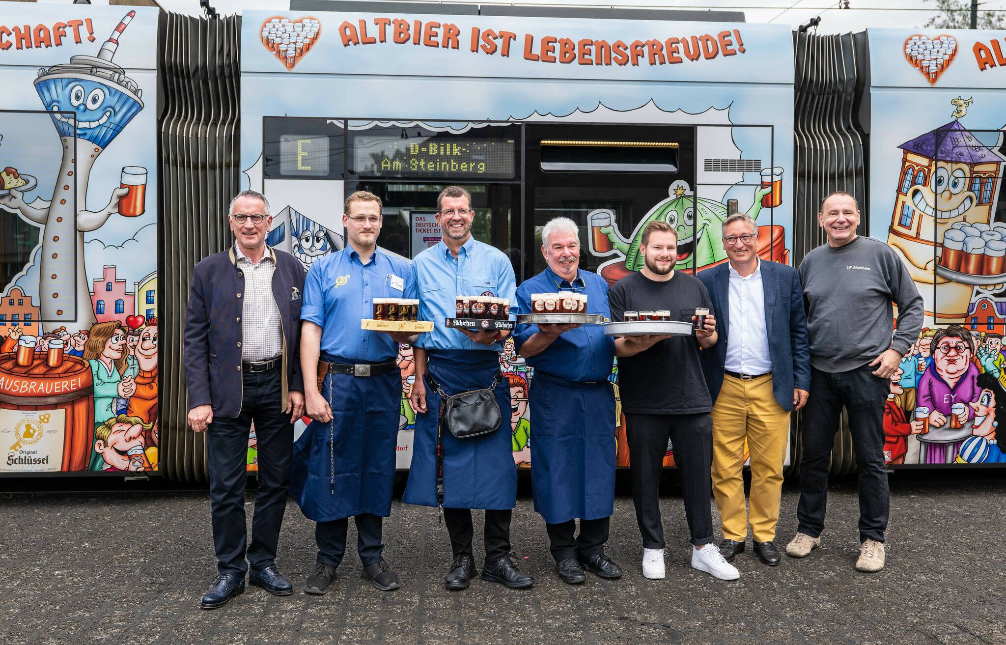  Klaus Klar, die Köbes von Zum Schlüssel, Füchschen, Uerige und Kürzer sowie Andreas Hartnigk und Jacques Tilly. 