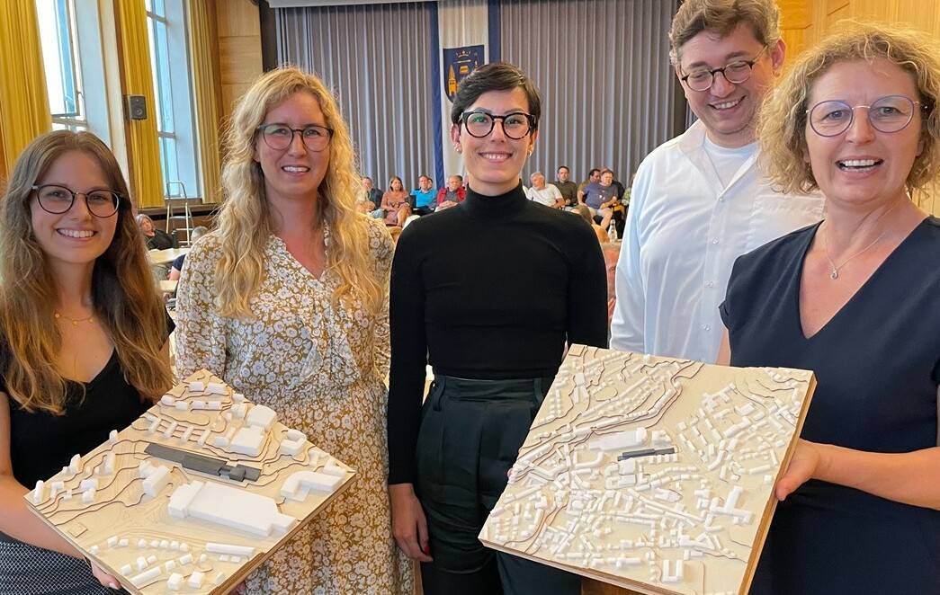  Architektin Lisa Krön, Dr. Yasmin Renges (Untere Denkmalbehörde, Stadtverwaltung), Architektin Johanna Foth, Technischer Beigeordneter Tobias Janseps und Bürgermeisterin Sandra  Pietschmann präsentieren zwei kleine Modelle von Lisa Krön (von links). 