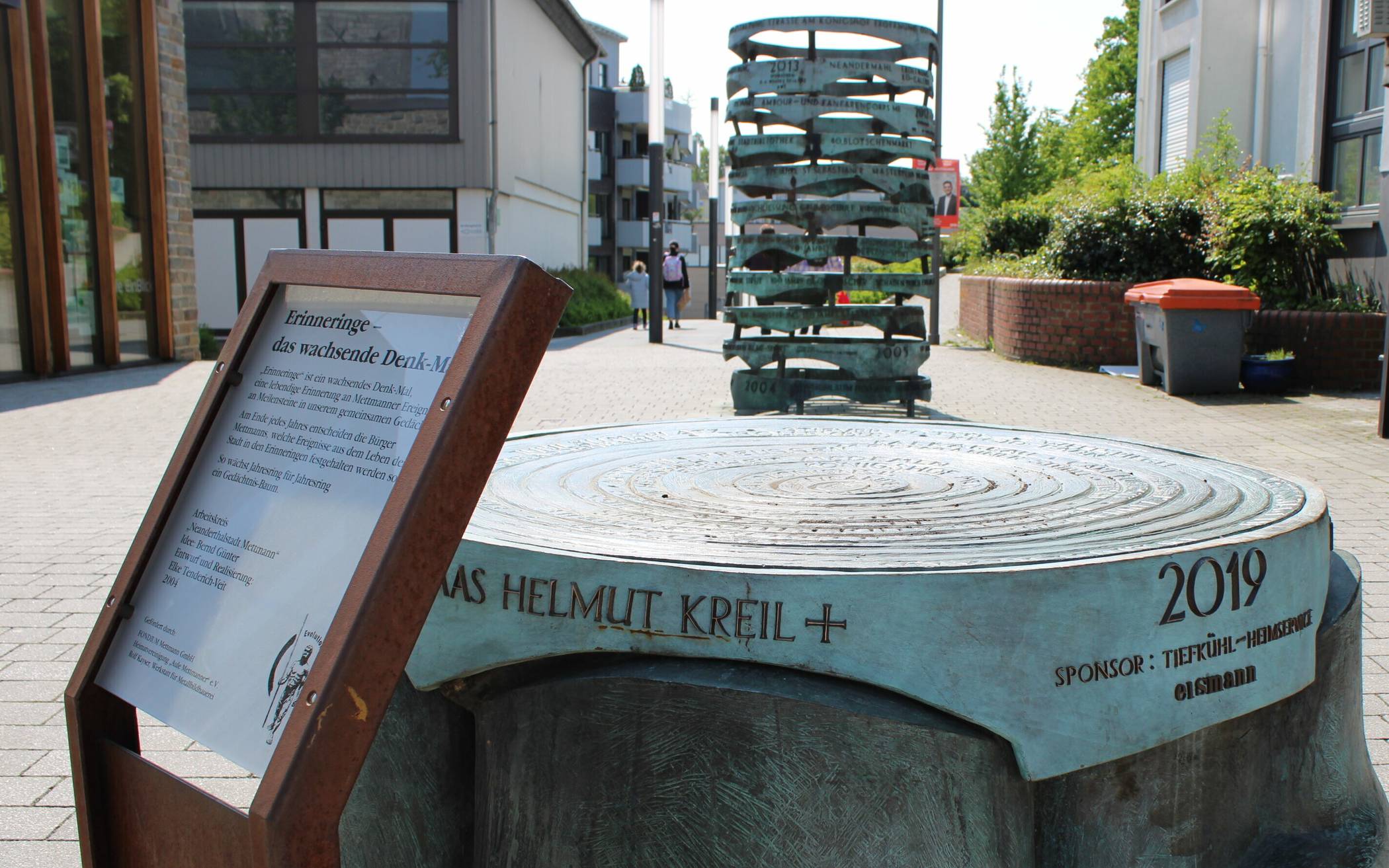  Die „Erinneringe“ auf dem Lavalplatz. Jedes Jahr kommt ein weiterer Ring hinzu. 