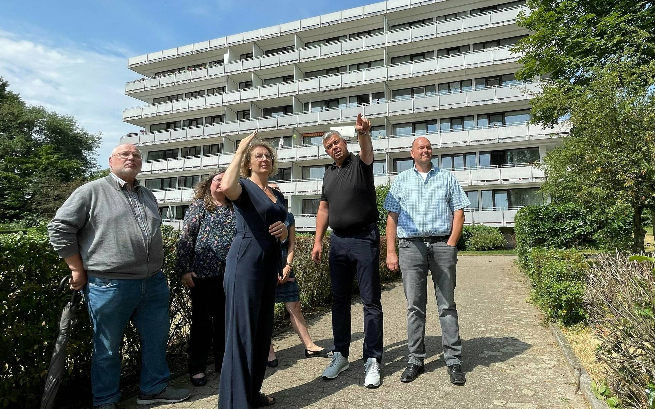 Bürgermeisterin Sandra Pietschmann lässt sich von Dirk Muth, dem Technischen Leiter der Hausverwaltung (2. v. r.), Björn Büth, Geschäftsführer der Hausverwaltung (r.), Rolf Caspar, Agnes Ingenpaß und Irina Meier (v. l. / alle Beiratsmitglieder) die Arbeiten, die an den Häusern durchgeführt wurden, erklären. 