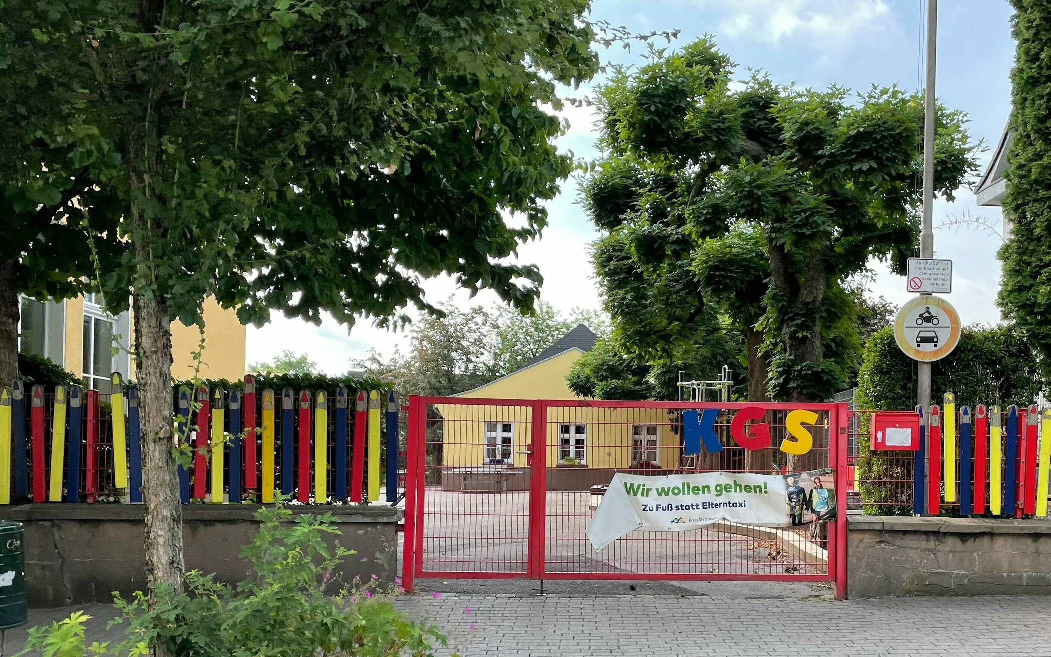  Die Grundschulen - hier die Katholische Grundschule - appellieren an die Eltern, ihre Kinder nicht mit dem Auto bis vors Schultor zu fahren. 