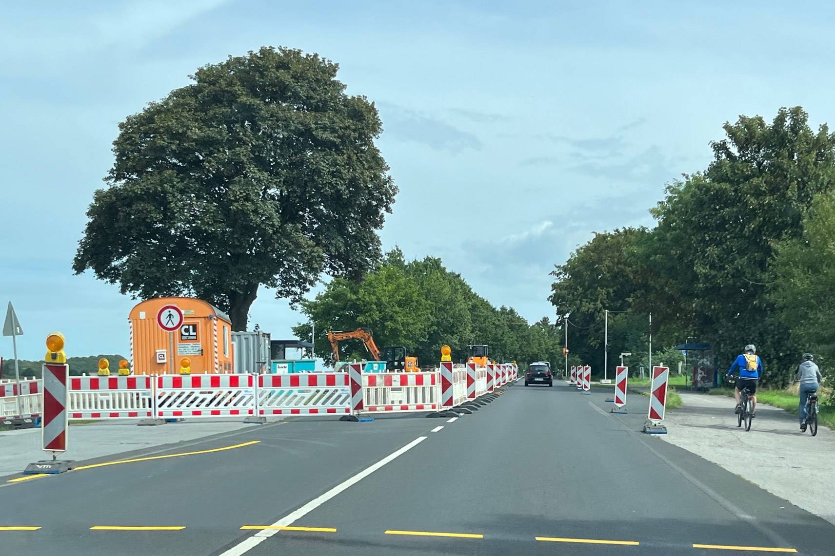 Auf der K38 werden zwei Bushaltestellen barrierefrei ausgebaut. Deshalb wird der Verkehr auf der wichtigen Verbindungsstraße zwischen Mettmann und WÜlfrath an der Stelle einspurig und mit Ampel geführt.