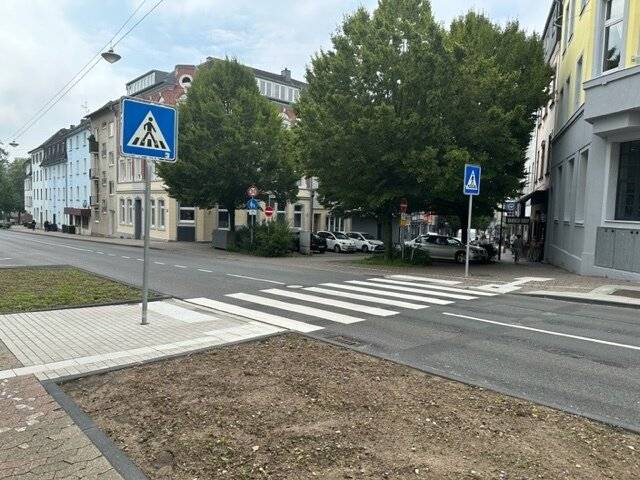  Für den Fußgängerüberweg auf der Bahnstraße in Höhe Poststraße wurde die Fahrbahn verengt. 