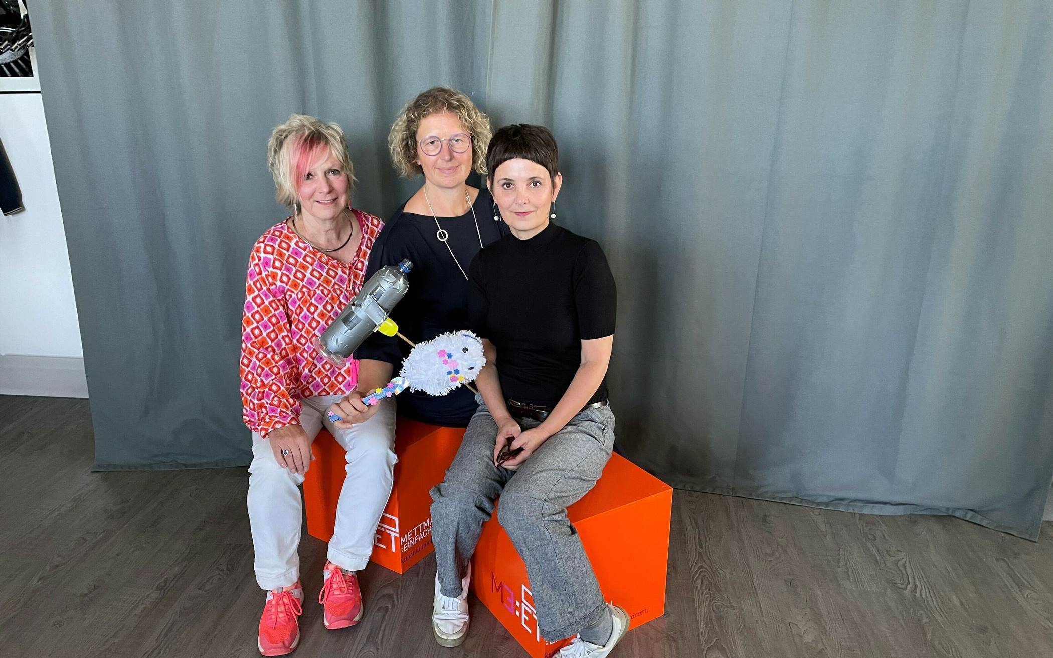 Sie freuen sich schon wie Bolle aufs Festival: Theaterpädagogin und Erzählerin Dagmar Grotdendorst (l.), die Künstlerin Susann Bürger (r.) und Bürgermeisterin Sandra Pietschmann, die Schirmherrin des Festivals "Wasserwerke". Sie haben Figuren, die Schülerinnen und Schülern der Otfried-Preußler-Schule für ihr kleines Wassertheater gebastelt haben.