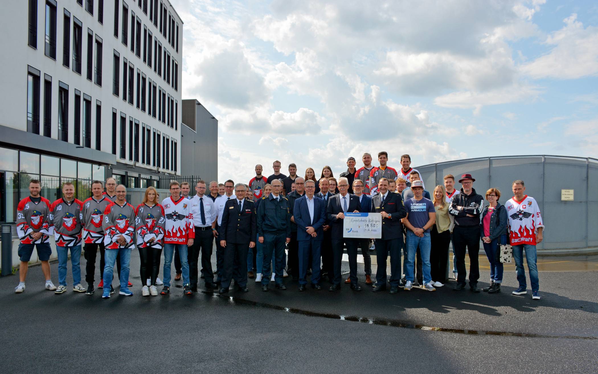  Gruppenfoto vor dem Gefahrenabwehrzentrum. 