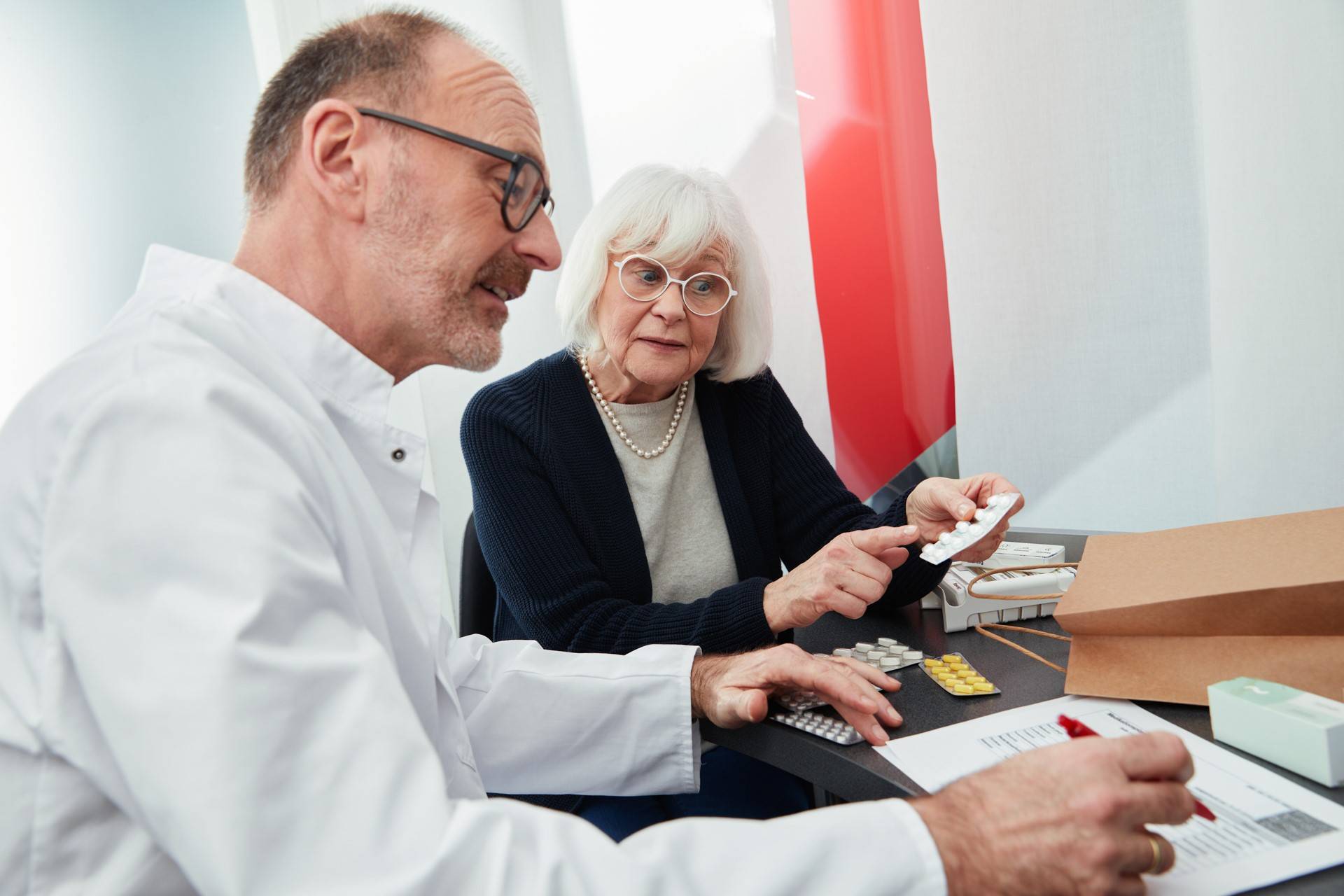  Pharmazeutische Dienstleistungen: Menschen, die dauerhaft fünf oder mehr verordnete Arzneimittel einnehmen, haben Anspruch auf eine individuelle Medikationsberatung in ihrer Apotheke. 