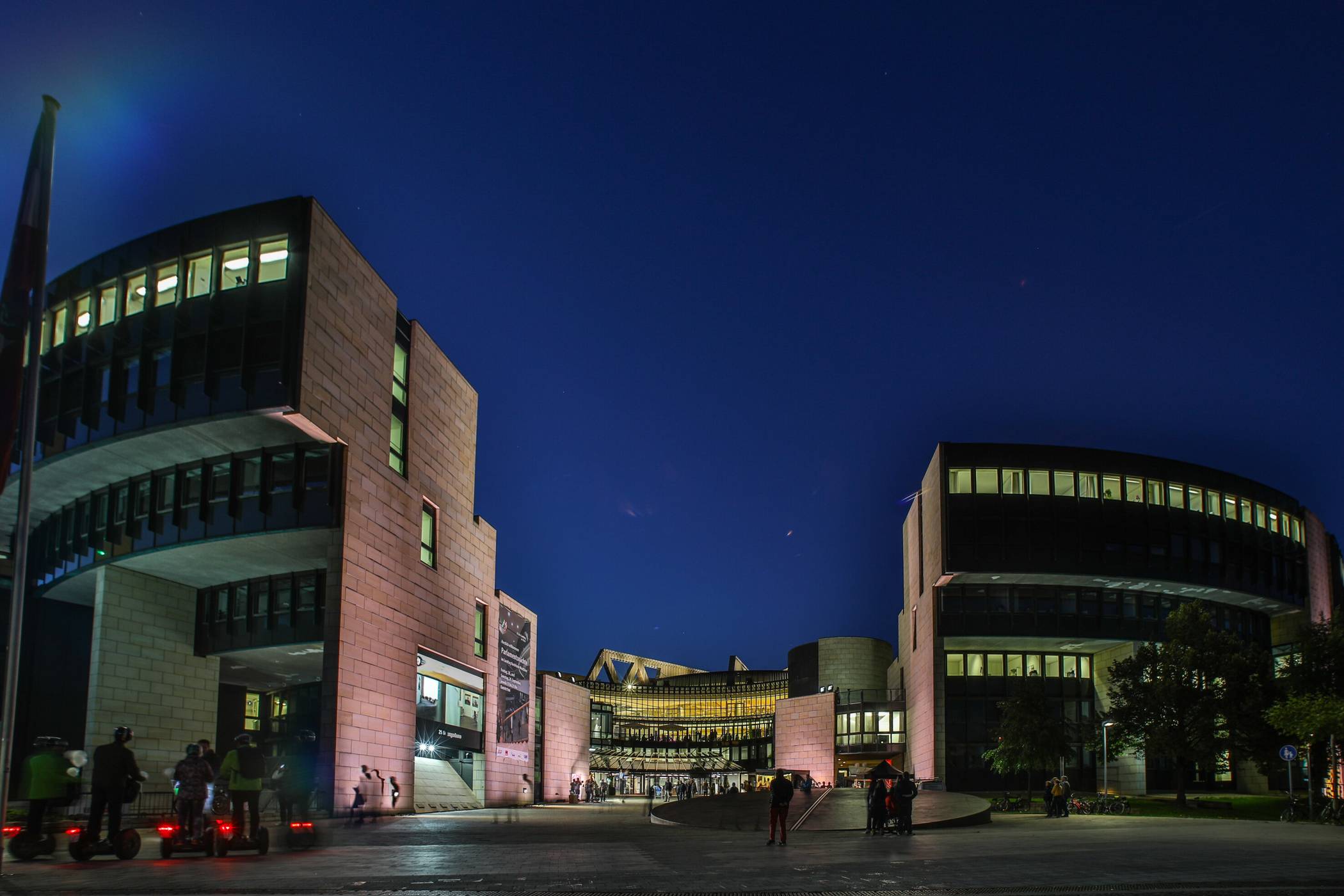  Ein Nacht in ganz besonderer Atmosphäre: der illuminierte Landtag.   