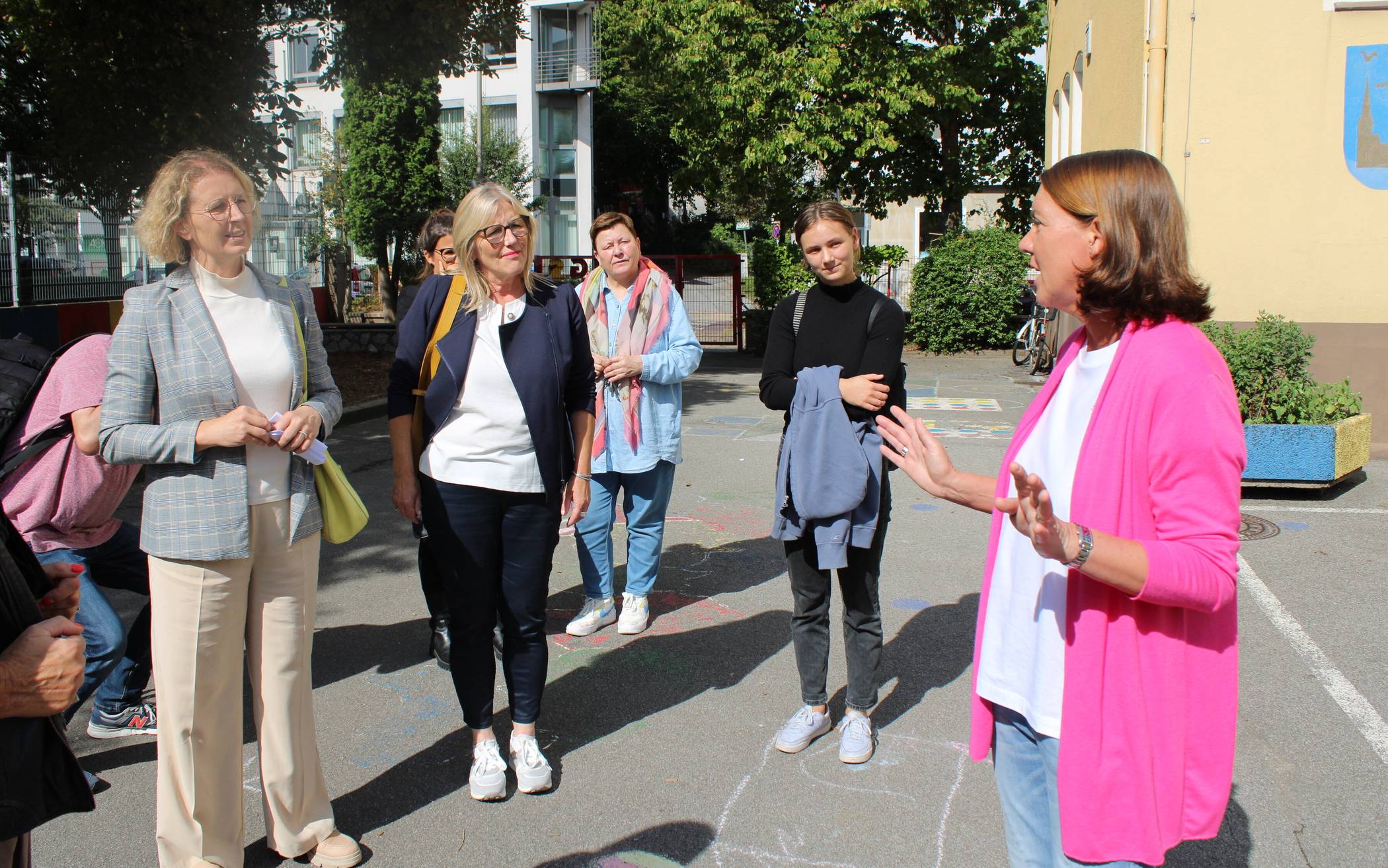 Dr. Regina Lenz (rechts) im Gespräch