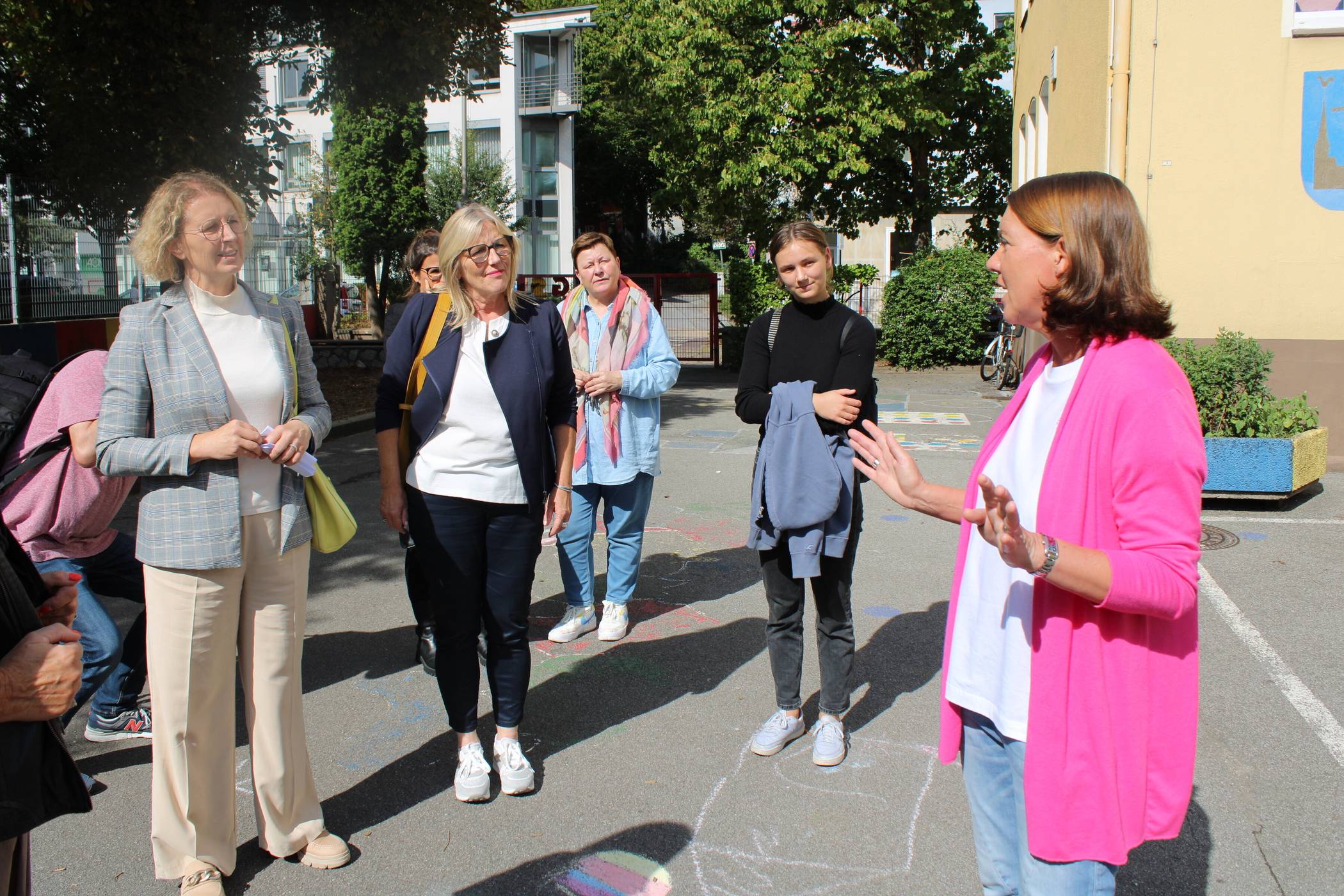 Dr. Regina Lenz (rechts) im Gespräch mit Bürgermeistern Sandra Pietschmann (links). 