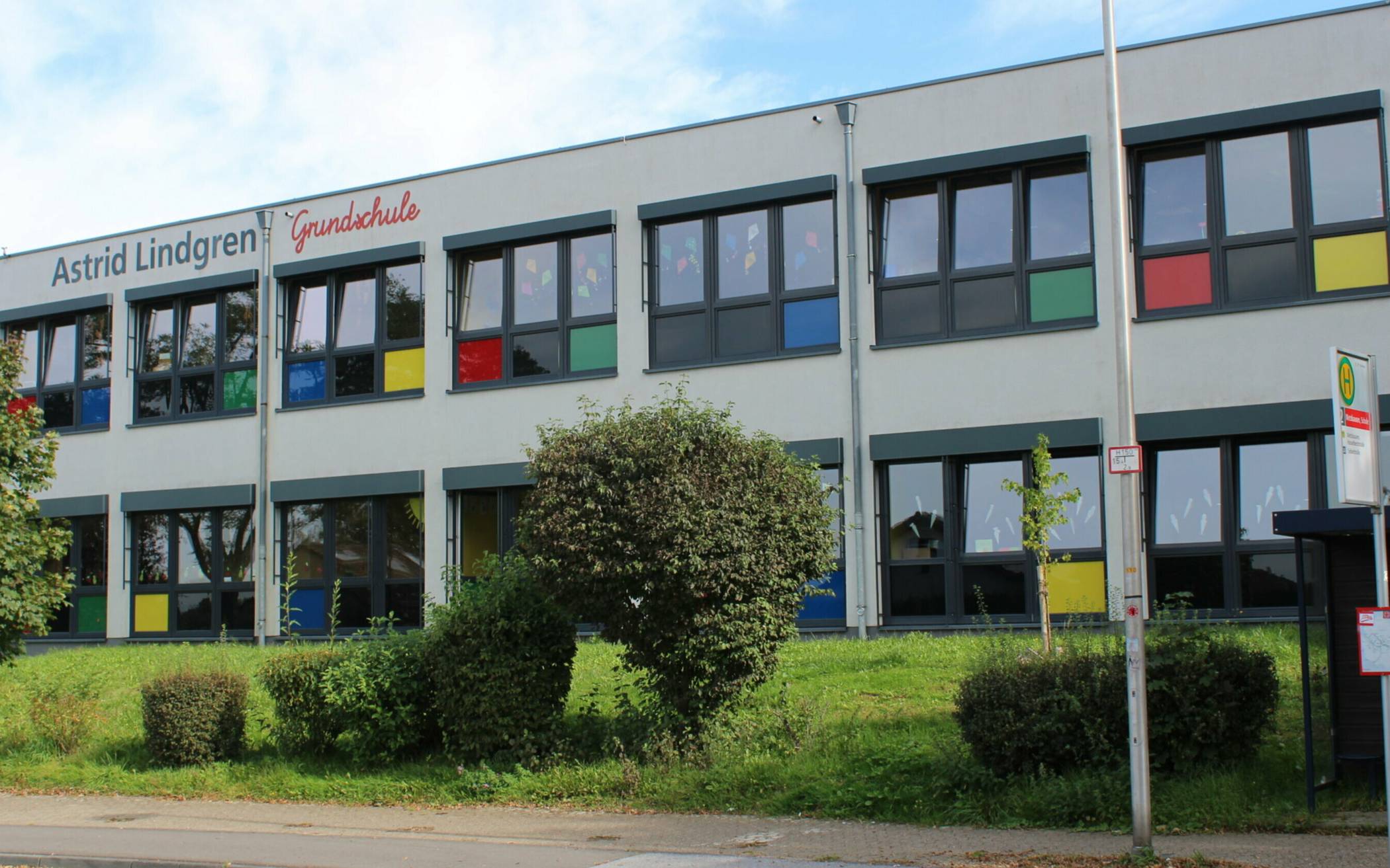 Die Astrid-Lindgren-Schule in Metzkausen: Eltern der Kinder machen sich Sorgen über die geplante Unterbringung von Flüchtlingen in einer der beiden Sporthallen. 