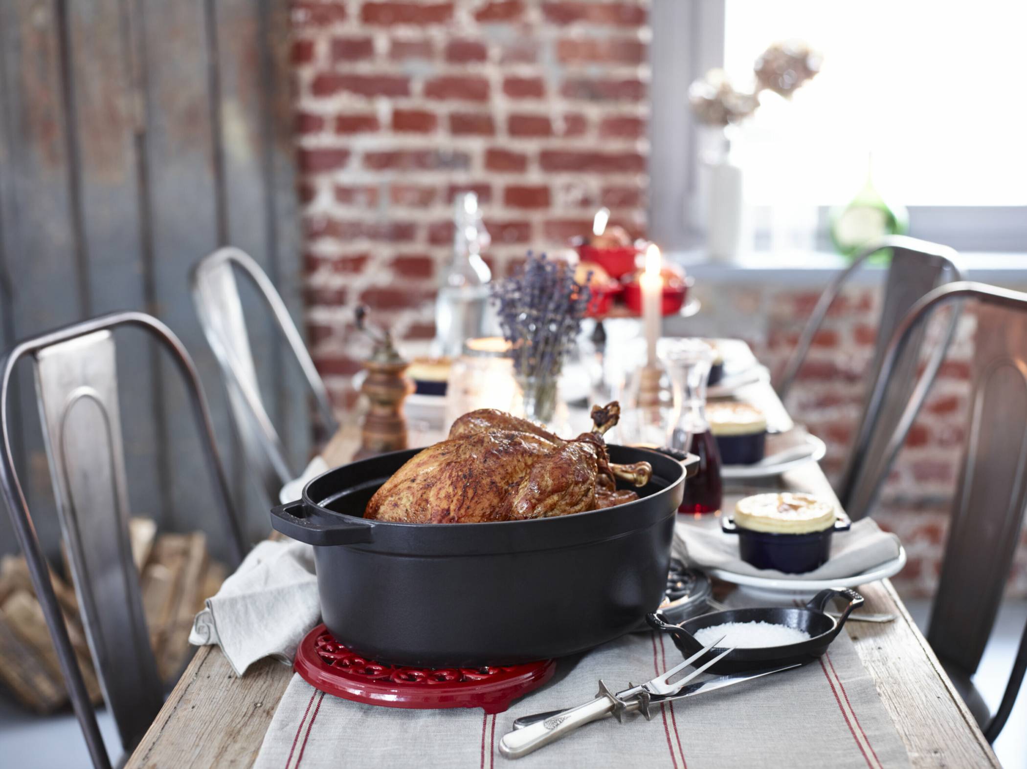 In der ovalen Cocotte des französischen Traditionsherstellers Staub bleibt Geflügel zart und saftig.