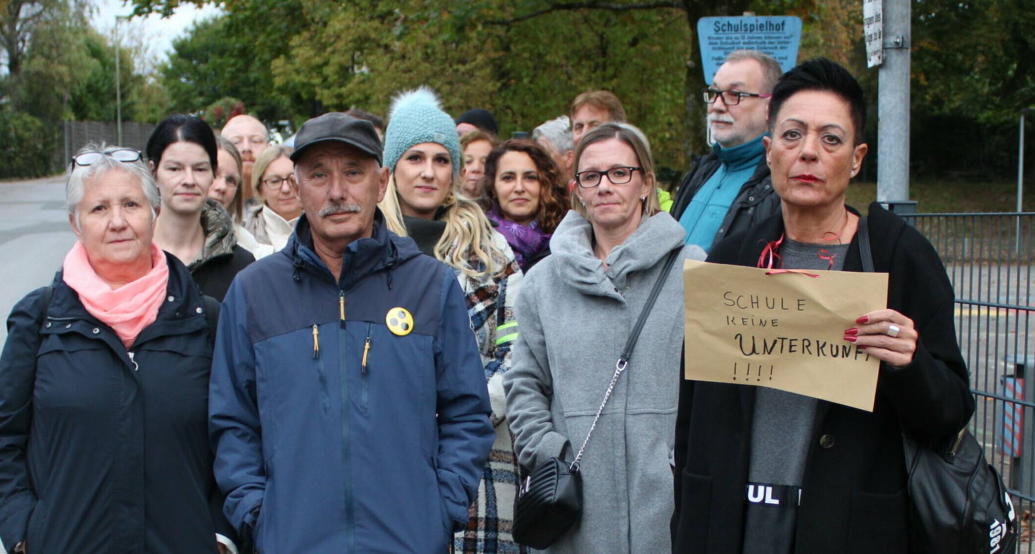 Vor der Astrid-Lindgren-Schule versammelten sich Menschen zum Protest. 